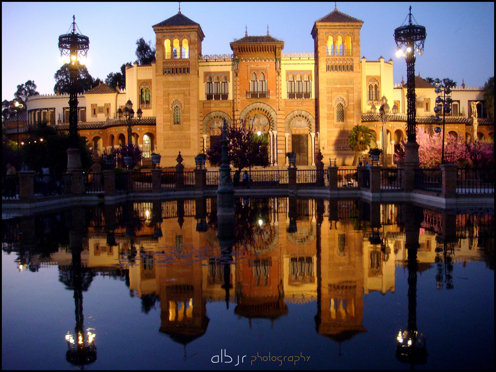 by, bybilledet, nat, vand, afspejling, himmel, fotografering, Turisme, aften, spejl, Sony, museum, azul, metropol, palads, Sevilla, Rey, slot, Jimenez, Maria, 200, Colores, noche, nocturna, andalucia, agua, Reflejo, de, basilika, farver, plaza, manuel, t, milepæl, Cybershot, museo, facade, parque, luz, Espana, turistattraktion, vandveje, historiske sted, vandborg, byzantinske arkitektur, Espejo, alberto, luisa, arkæologi, middelalderlig arkitektur, albjr, albjr7, Arqueológico, exploreraug29, 201.191