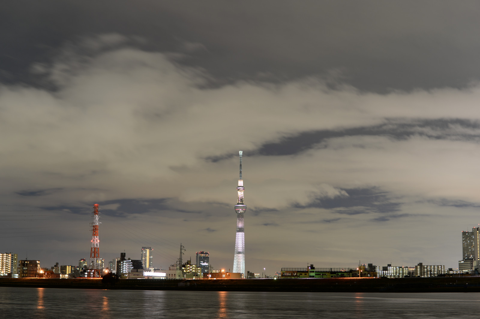 Japonsko, moře, město, panoráma města, noc, architektura, vozidlo, panoráma, věž, přístav, horizont, Nikon, soumrak, Tokio, jp, Skytree, mrak, NIKKOR, počasí, osvětlené, osvětlení, mezník, Tokyo Sky Tree, horikiri, df, afs58mmf14g, afsnikkor58mmf14g, whitechocolat, atmosférický jev, Atmosféra Země