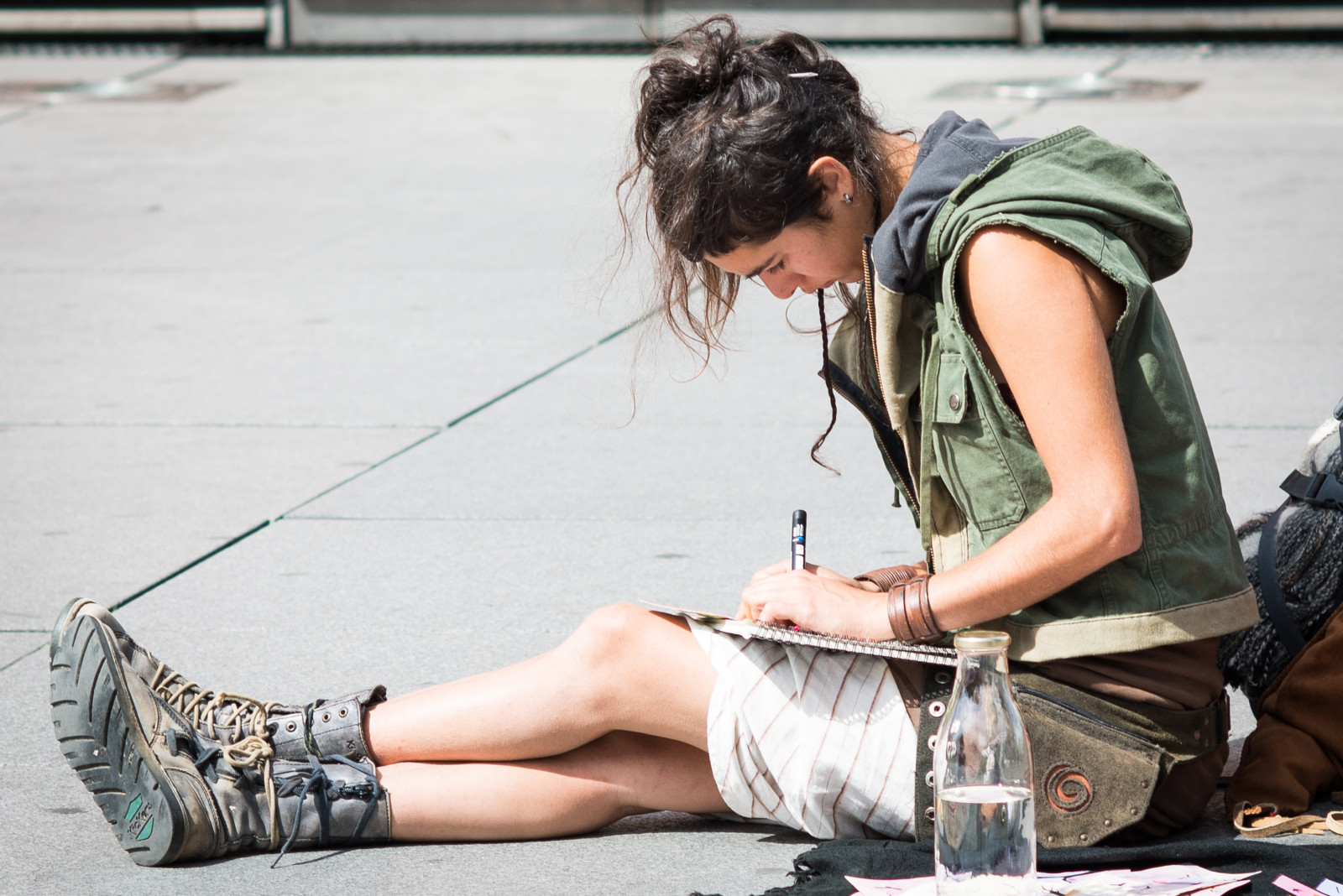 výkres, lidé, model, město, ulice, móda, Francie, Paříž, jaro, Europa, barva, dívka, krása, dáma, noha, umělec, streetphotography, Strase, nikond800, Frankreich, obuv, lidských pozice, focení, interakce, artista, Île-de-France, centrepompidou, 08dreizehn, nullachtdreizehn, thomashassel, dessiner, strasenk nstler, afsnikkor85mm114g