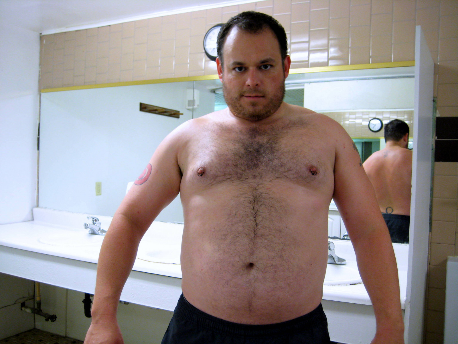 tetování, pronikavý, medvědi, zadní, kloub, kulaťoučký, paprsek, roztomilý, muž, tělocvična, medvěd, sval, krk, paže, brada, rameno, hruď, břicho, orgán, kufr, fyzická zdatnost, vousy, žaludek, tloušť, barechestedness, chlupy na hrudi, chlupatá hruď