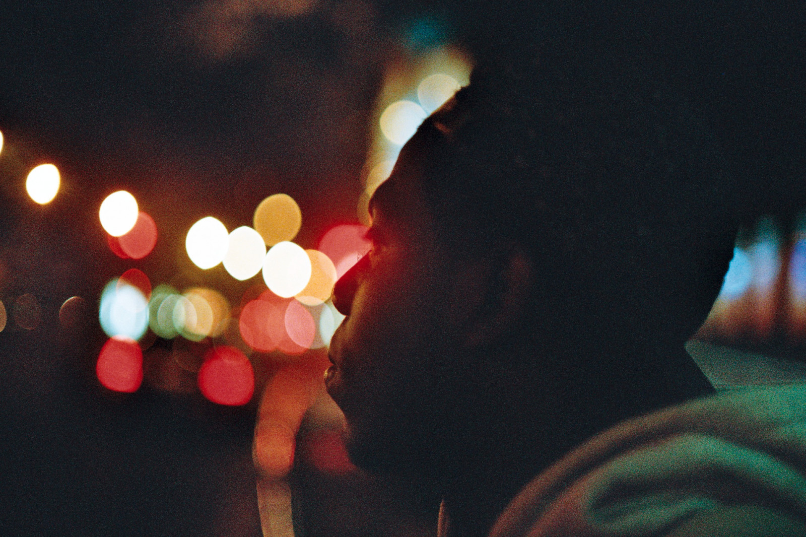 světla, portrét, město, noc, Červené, profil, večer, obilí, Francie, bokeh, Paříž, fotoaparát značky kodak, půlnoc, událost, F14, světlo, 50mm, dívka, osvětlení, ruka, zábava, analogový, film, tma, okvětní lístek, chlap, 14, portra, canonae1, mrgt, margotgabel, 800iso, Portra800, Dinospunchlinovic