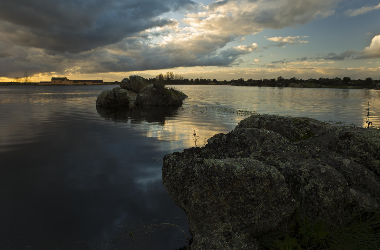 afspejling, vand, himmel, vandveje, loch, kyst, flod, hav, kyst, solnedgang, Sky, aften, berolige, Bank, skumring, morgen, horisont, reservoir, daggry, solopgang, Fjord, sø, ocean, vådområde, klippe, landskab, træ, meteorologisk fænomen