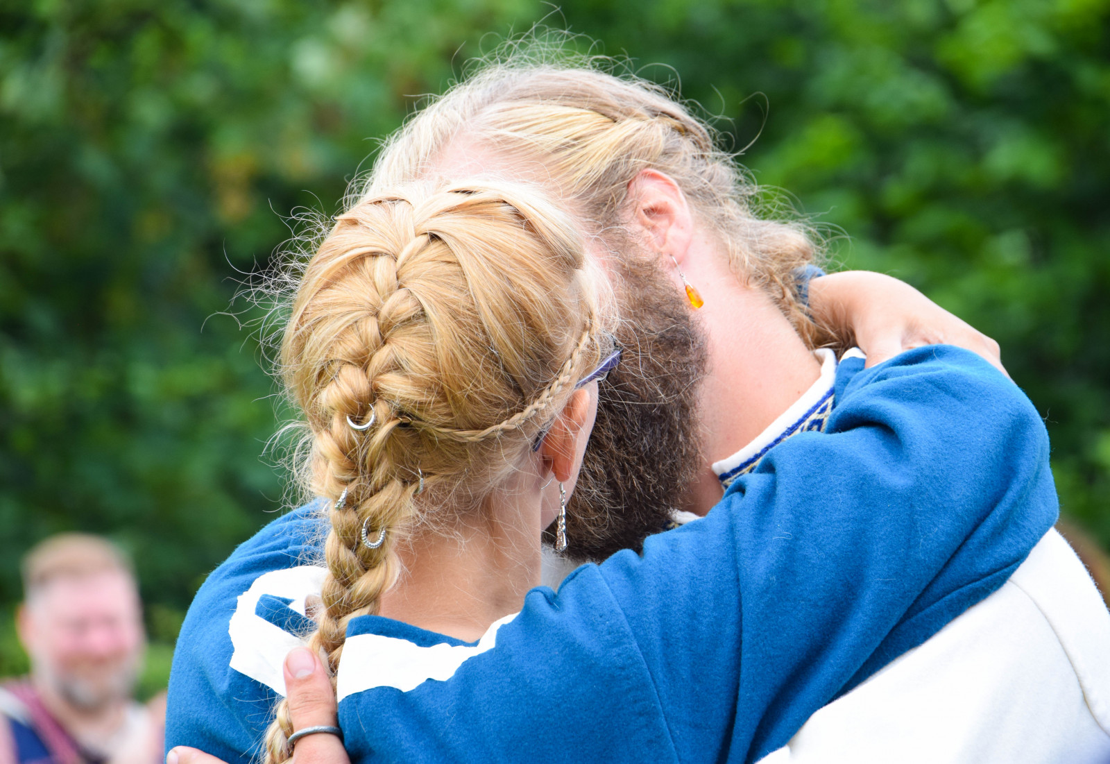 persone, ritratto, natura, capelli, estate, Svezia, emozione, Persona, Sverige, Risata, bambino, mercato, all'aperto, Sorriso, donna, sk nel n, SE, nozze, vichingo, bacio, mestieri, Trelleborg, weddingkiss, Hantverk, vikingage, vikingwedding, trelleborgen, vikingamuseum, vikingamarknad, acconciatura, fotografia di ritratto, espressione facciale, interazione, cittadino anziano, nonno