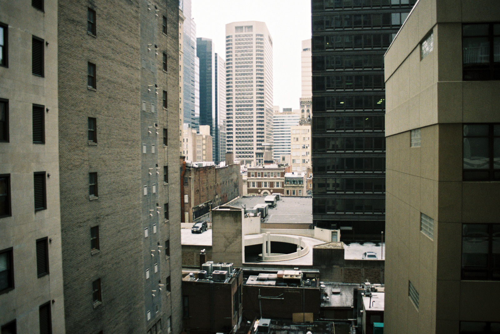 area metropolitana, area urbana, costruzione, città, grattacielo, palazzone, metropoli, Quartiere, centro, architettura, giorno, Zona residenziale, finestra, condominio, appartamento, paesaggio urbano, facciata, strada, orizzonte