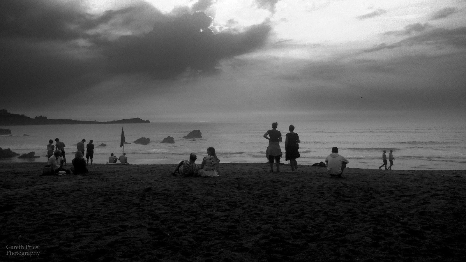 krajina, kontrast, lidé, černobílý, portrét, západ slunce, moře, záliv, písek, nebe, sedící, fotografování, silueta, mraky, pláž, Anglie, večer, ráno, vlny, pobřeží, vlajka, horizont, atmosféra, skály, stojící, život, soumrak, Spojené království, chůze, zajetí, tóny, Cornwall, UMĚNÍ, dramatický, mrak, svítání, tělesné, nálada, oceán, Duše, vlna, odstín, fotografie, tma, upřímný, tvořivý, inspirace, moment, experimentální, Británie, atmosférický jev, Černý a bílý, monochromatické fotografování, Newquay