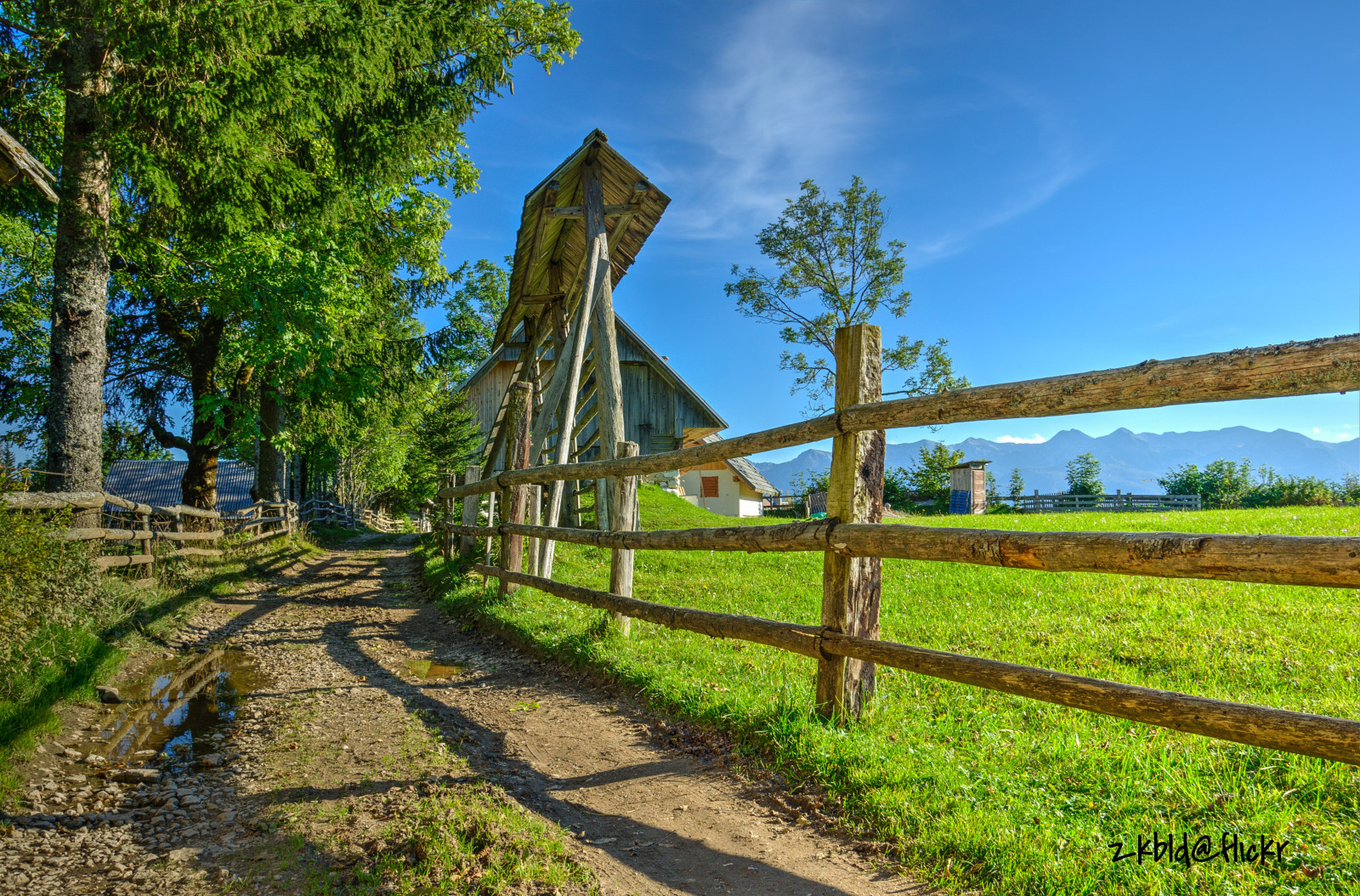 alberi, paesaggio, montagne, sport, collina, natura, erba, cielo, campo, verde, blu, villaggio, azienda agricola, HDR, estate, capanna, recinto, Europa, sentiero, Alpi, Slovenia, ecologia, paesaggio mount, puntamento, Cottage, riserva naturale, tenuta, tranquillità, Alpino, nube, albero, picchi, montagna, vista, prateria, ambientale, pianta, stagione, agricoltura, divertimento, pascolo, prato, piantagione, punto di riferimento, panoramico, tradizione, ricreazione, vacanze, Europa centrale, pascoli, area rurale, struttura esterna, famiglia di erba, immobiliare, bohinj, ciottoli, travellocations, conservazione, Gorenjska, Parco nazionale del Tricorno, skodla, planina, Alpi Giulie, Kozolec, Hayrack, Uskovnica