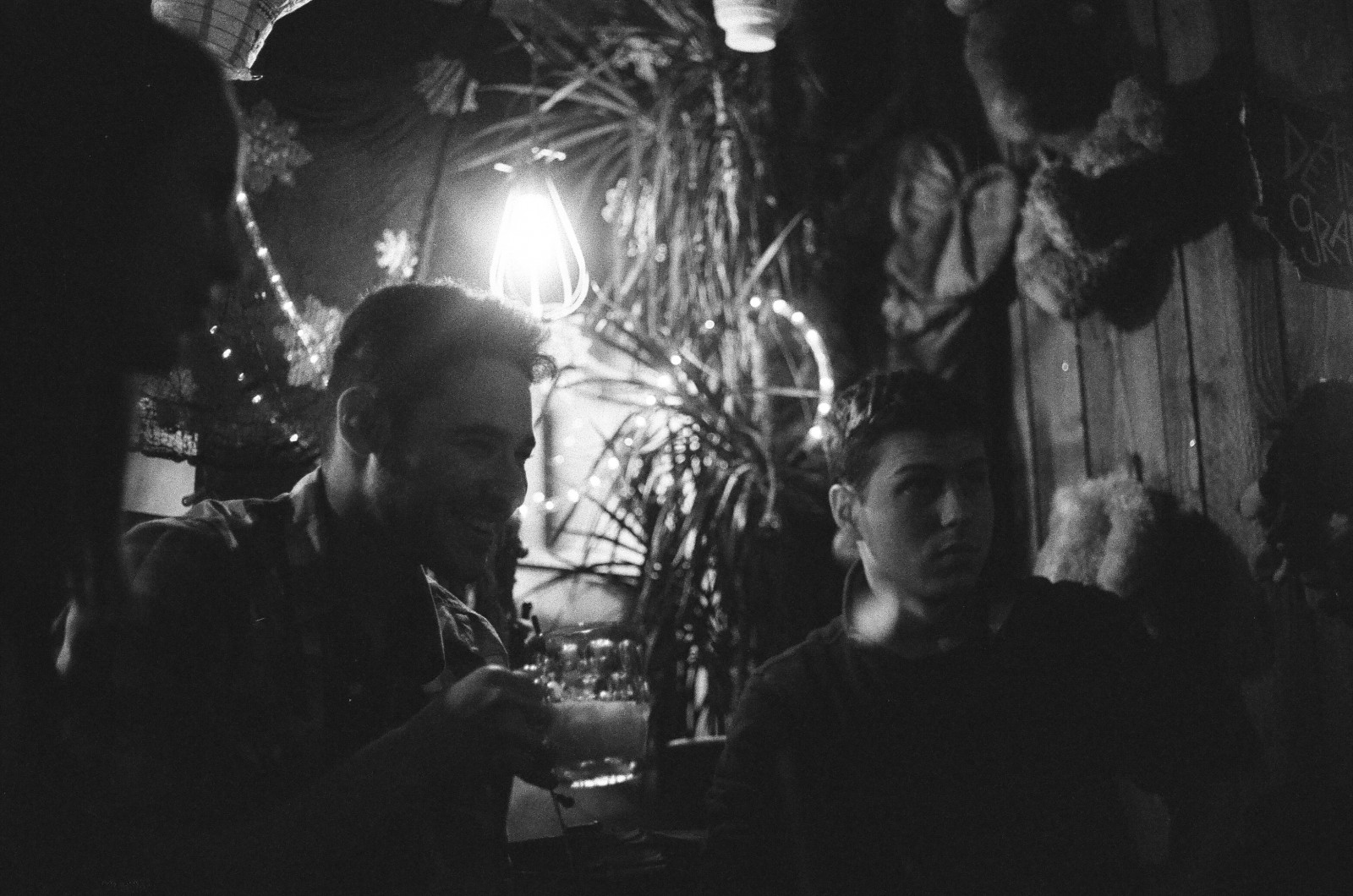 Černá, tma, Černý a bílý, noc, světlo, momentka, monochromatické fotografování, fotografování, černobílý, osvětlení, půlnoc, Film noir, dav, událost, musical instrument accessory