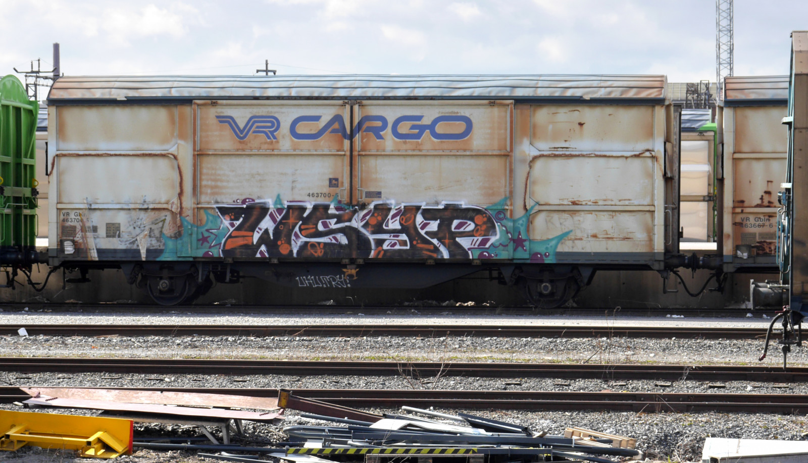 město, ulice, městský, vozidlo, vlak, kov, město, grafiti, nordický, doprava, Finsko, země, náklad, 2013, lokomotiva, zločin, Suomi, UMĚNÍ, železo, pouliční umění, dráha, vr, náklad, benching, válcování, veřejná doprava, železniční doprava, kolejová vozidla, železniční vůz, katutaide, kaupunkitaide, finstreetart, nákladní auto