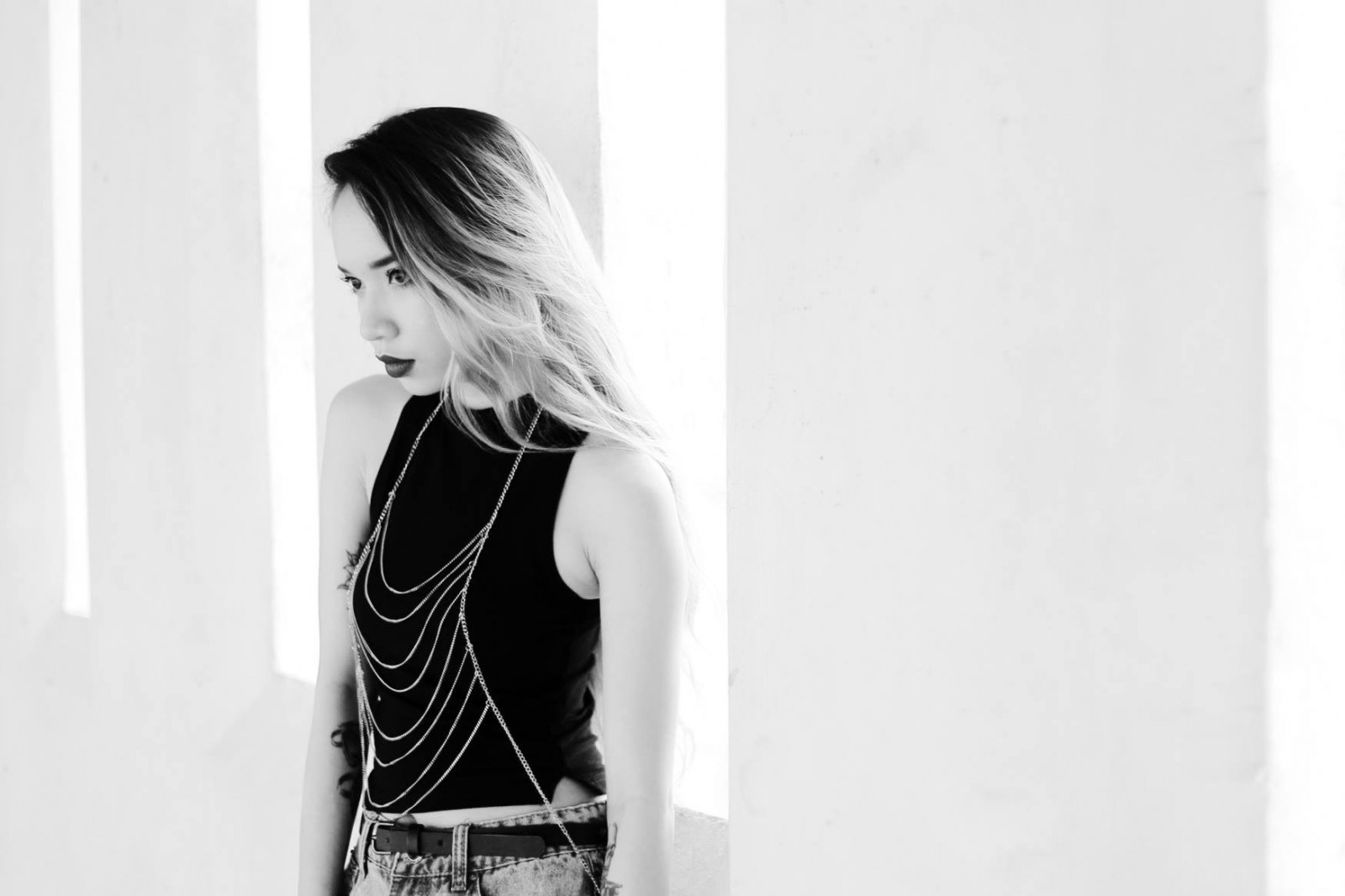 bianca, nero, monocromo, maglietta, asiatico, fotografia, vestito, modello, moda, primavera, capi di abbigliamento, braccio, acconciatura, bianco e nero, fotografia in bianco e nero, servizio fotografico, capispalla, manica