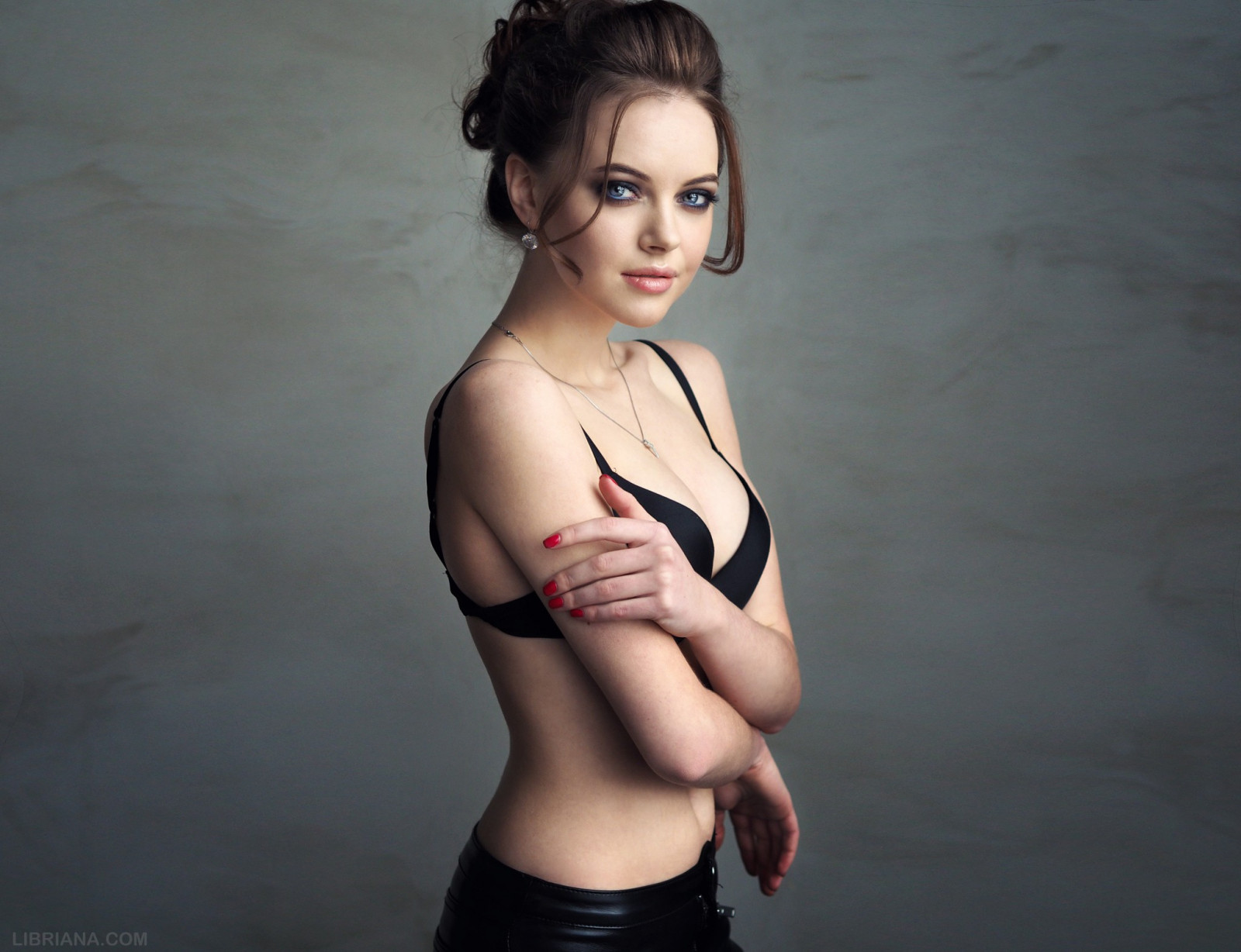 ansigt, Kvinder, model, portræt, Enkel baggrund, langt hår, blå øjne, brunette, briller, fotografering, røde negle, sort hår, spaltning, bh, mode, hår, bleg, stående, lingeri, armene over kors, sorte bh'er, Person, sideboob, læderbukser, røgfyldte øjne, supermodel, Libriana, Polina Bodrova, pige, skønhed, øje, kvinde, hånd, dame, finger, Følelse, muskel, arm, frisure, bryst, humane positioner, portrætfotografering, Photo shoot, brunt hår, nøgenmodel, mave, menneskelige legeme, bagagerum