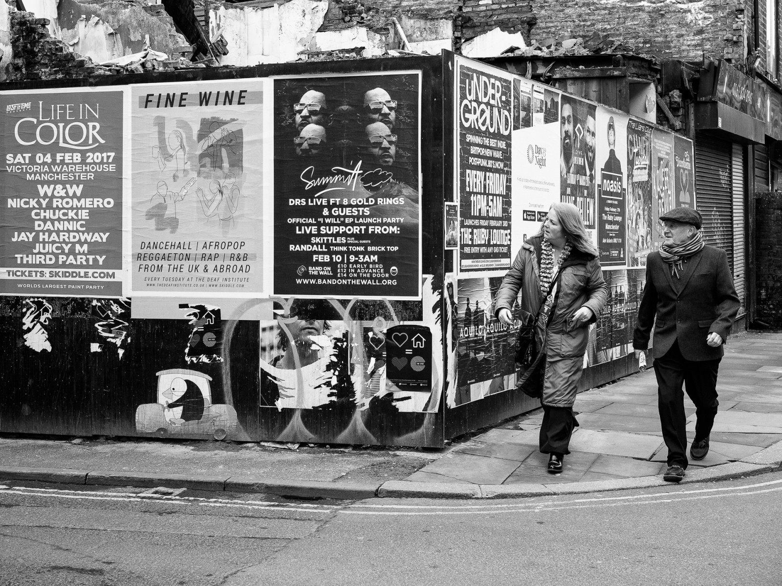 Manchester, niksilverefex, žena, chůze, Spojené království, urbanarte, lidé, noiretblanc, roh, olympuspenf, čepice, streetphotography, plakát, město, peterbartlett, lunaphoto, muž, městský, flatcap, upřímný, Spojené království, M43, pár, černobílý, tělesné, microfourthirds, podepsat, Černý a bílý, fasáda, plot