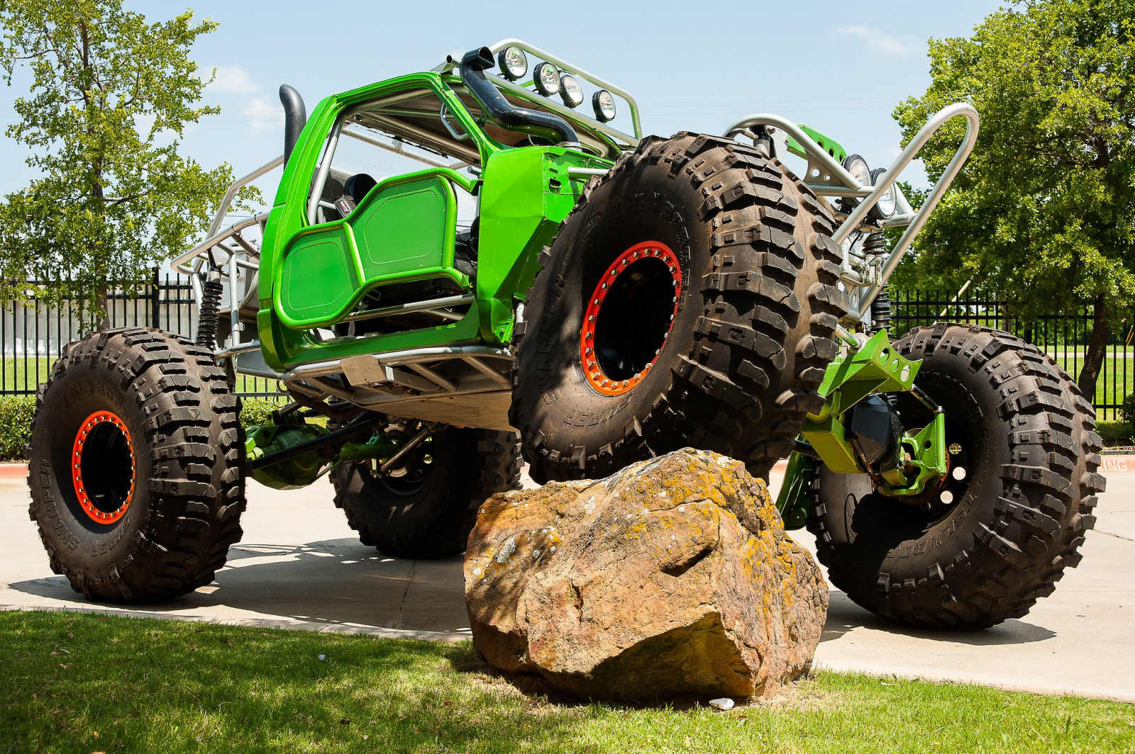 Skála, auto, tráva, vozidlo, bláto, zelená, pneumatika, Džíp, bryčka, strom, kolo, dobrodružství, okraj, půda, automobilový exteriér, motorové vozidlo, automotive pneumatiky, šlapat, off road, terénní vozidlo, 2048x1363 px, auto part, off road závodní, Monster Truck, terénní vozidlo, rádiem řízené hračky, truggy, automotive wheel system, radio controlled car