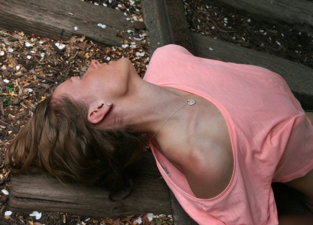 viso, bianca, ritratto, occhi, brunetta, gambe, all'aperto, pantaloncini, fotografia, treno, collana, jeans, blu, camicia, magro, mattina, Marrone, denim, piedi, labbra, capelli, scarpe, coda di cavallo, bocca, naso, brani, rosa, primavera, Persona, argento, capi di abbigliamento, capo, dormire, chiuso, riposo, superiore, Dracula, nazione, lungo, bellissimo, Ferrovia, ragazza, bellezza, donna, sfondo, servizio fotografico, sotto, signora, al di sopra, al di fuori, giovane, gamba, photosession, magro, Senso, bellissima, bello, snello, muscolo, collo, biondo, pancia, posa, addormentato, spalla, vampiro, interazione, stomaco, gola, angoscia, Daisy Dukes, donzella