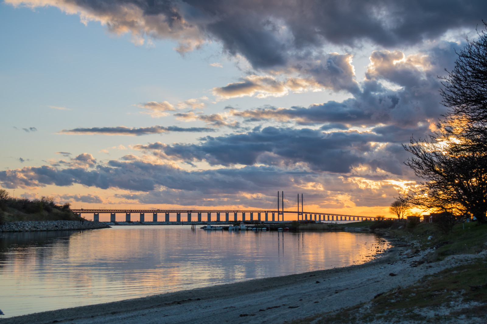 แสงแดด, พระอาทิตย์ตก, ทะเล, ทะเลสาบ, ธรรมชาติ, ฝั่ง, การสะท้อน, ท้องฟ้า, พระอาทิตย์ขึ้น, ตอนเย็น, เช้า, สะพาน, แม่น้ำ, ขอบฟ้า, พลบค่ำ, Bro, เมฆ, รุ่งอรุณ, himmel, solnedg ng, resundsbron, hav, ลินคอล์น, sibbarp, ทะเลสาบ, สายัณห์, ปรากฏการณ์ทางอุตุนิยมวิทยา