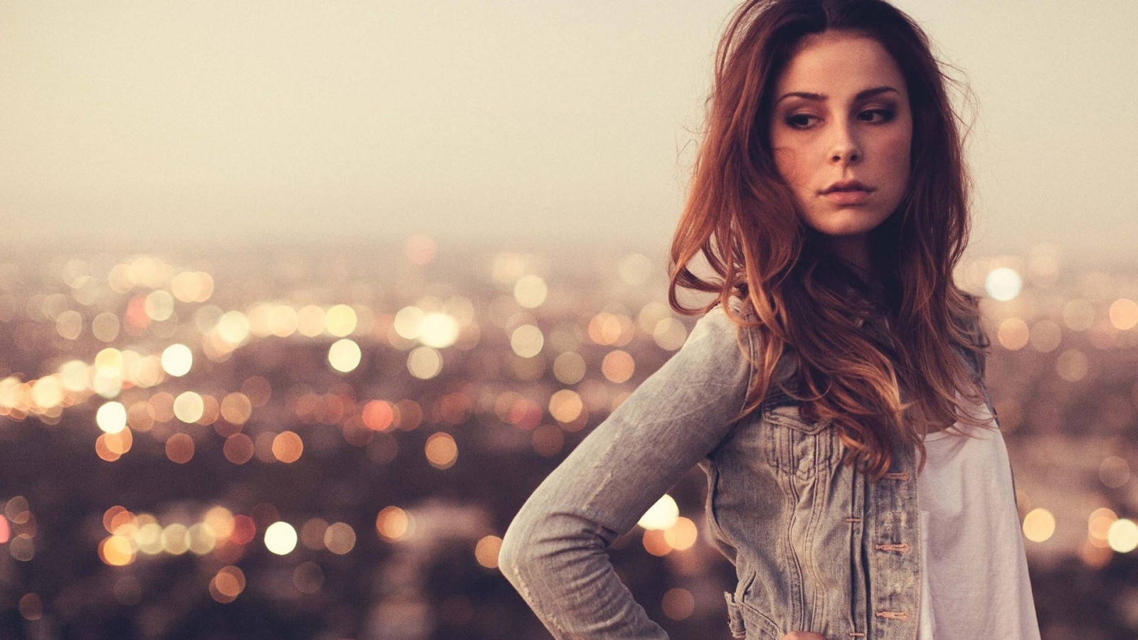 tvář, ženy venku, ženy, model, portrét, hloubka pole, odvrátila, dlouhé vlasy, bruneta, vlnité vlasy, fotografování, móda, stojící, emoce, Osoba, Lena Meyer Landrut, dívka, krása, usměj se, žena, fotografie, portrétní fotografie, focení