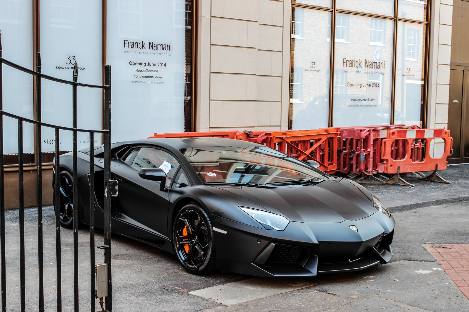 Londýn, Černá, ulice, auto, budova, vozidlo, silnice, Lamborghini, Lamborghini Aventador, slunce, dějiny, Kánon, letní, sportovní auto, pneumatika, výkon auta, Hypercar, italština, Vzácný, kolo, okraj, superauto, worldcars, pozorovatel, Lambo, Knightsbridge, matný, Aventador, Lamborghini Aventador, Harrods, pozemní vozidla, automobilového designu, automobilový exteriér, luxusní vůz, motorové vozidlo, automotive pneumatiky, osobní luxusní automobil, auto part, moje foto, automotive wheel system