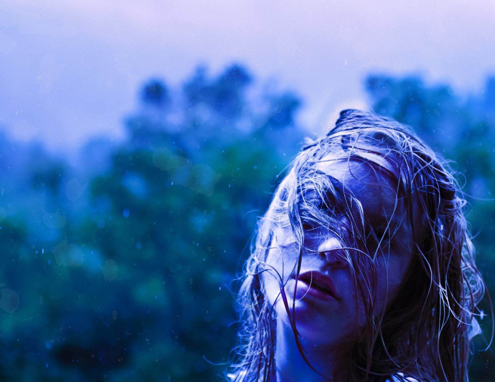 slunečnímu záření, voda, tráva, nebe, déšť, modrý, Studený, rty, smutek, vlasy, Anna, Dospívající, tóny, barva, květ, dívka, kapičky, mladý, bouřka, teenager, zpracovává se, zblízka, Mokré vlasy, annaskahill, skahill, annairis, annairisphotography