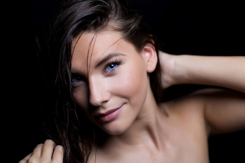 tvář, ženy, model, portrét, jednoduché pozadí, dlouhé vlasy tvář, ženy, model, portrét, jednoduché pozadí, dlouhé vlasy