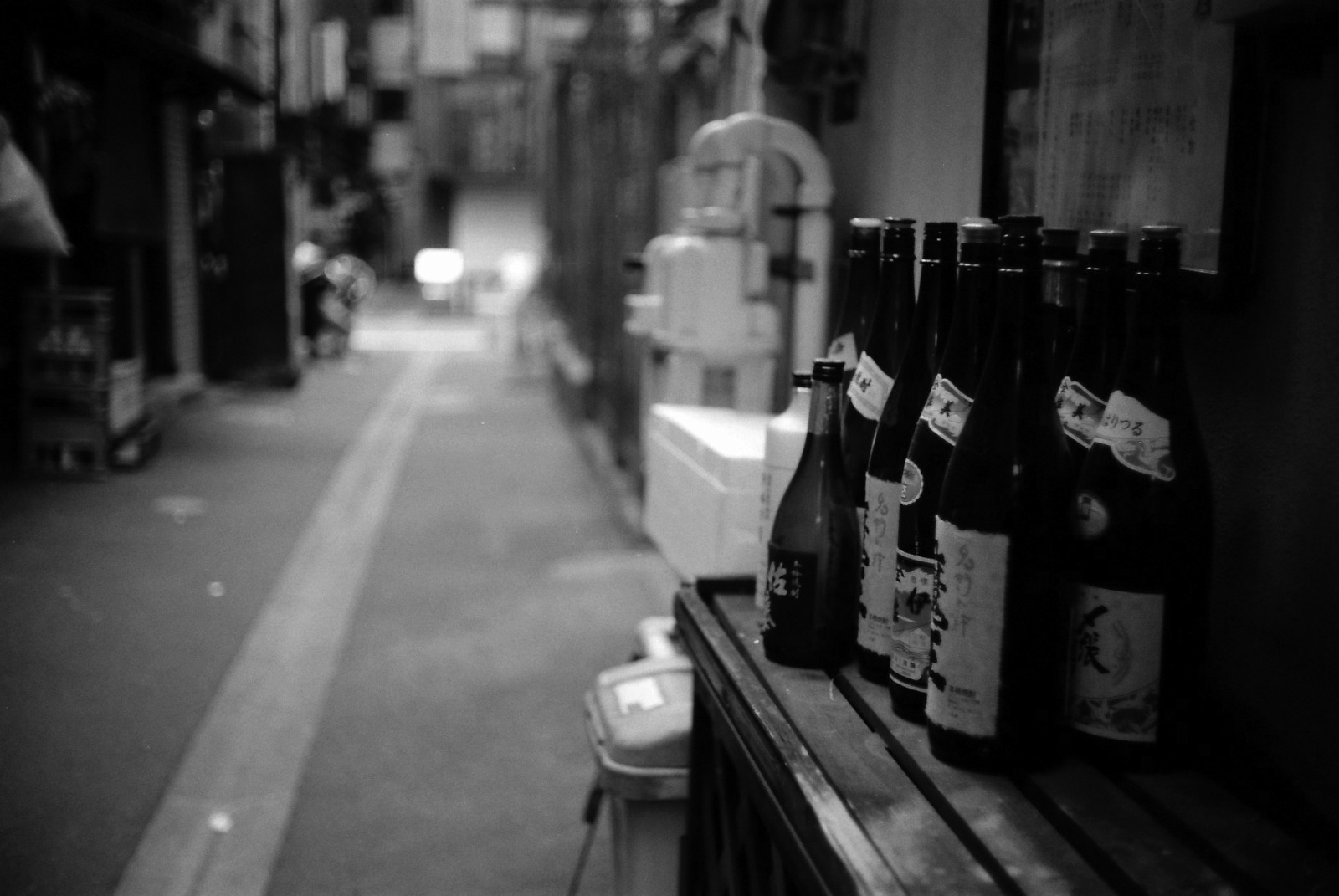 Japonsko, bílý, Černá, černobílý, město, ulice, noc, auto, vozidlo, silnice, fotografování, chůze, perspektivní, infrastruktura, Černý a bílý, alej, dof, Street View, fotografie, tma, YAESU, 35mmfilm, filmphotography, filmisnotdead, filmforever, f2, momentka, 130, pruh, Urban Decay, believeinfilm, urban area, Černý a bílý, monochromatické fotografování, Film noir, analoguephotography, ISO100, vintagecamera, pushprocess, 100400, filmcommunity, bod zmizení, shootfilm, kodaktmax100, negativefilm, fixedfocallength, canonetql17giii, Tokyoto, Classiccamera, Oranžový filtr, Fixedlens, Filmgeek, 40mm17, Kontrastní filtr, Kompaktní uspořádání, Fixedprime, Canon11740, Marumimcya2