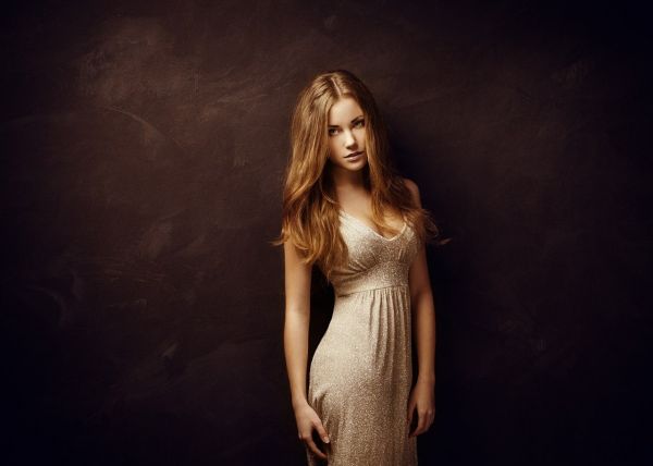 simple background,women,model,portrait,blonde,long hair