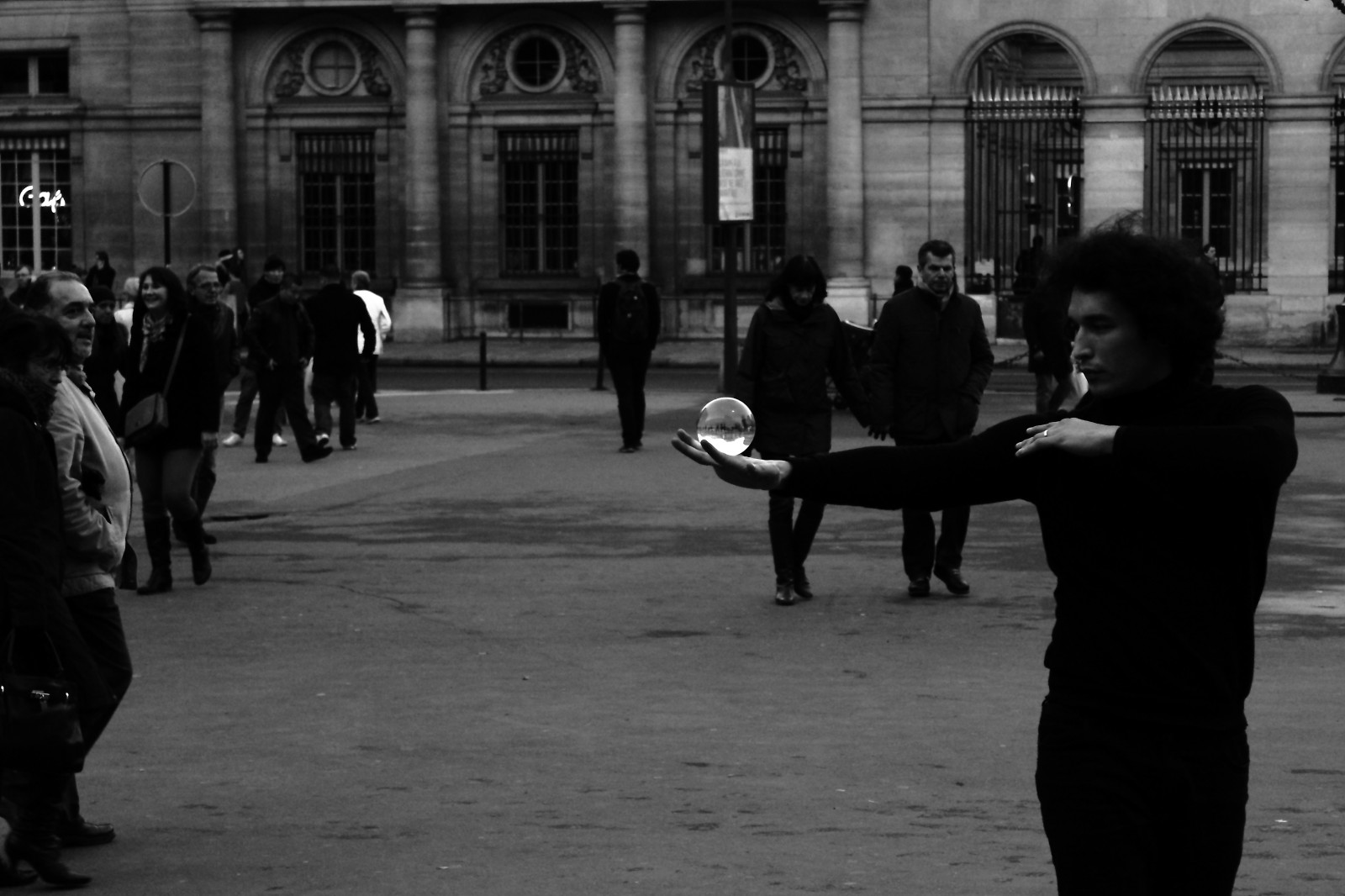 bílý, Černá, černobílý, město, ulice, noc, městský, stín, silnice, fotografování, stojící, Paříž, Louvre, infrastruktura, pěší, strom, muž, zábava, Street View, styl, fotografie, tma, litovat, dav, mužský, noiretblanc, blackandwithe, photoderue, momentka, urbanarte, rekreace, photopascalcolin, urban area, Černý a bílý, monochromatické fotografování, podívaná, veřejný prostor, Rivoli, boule, Ukázka, Sph redeverre, Lhomme lalune