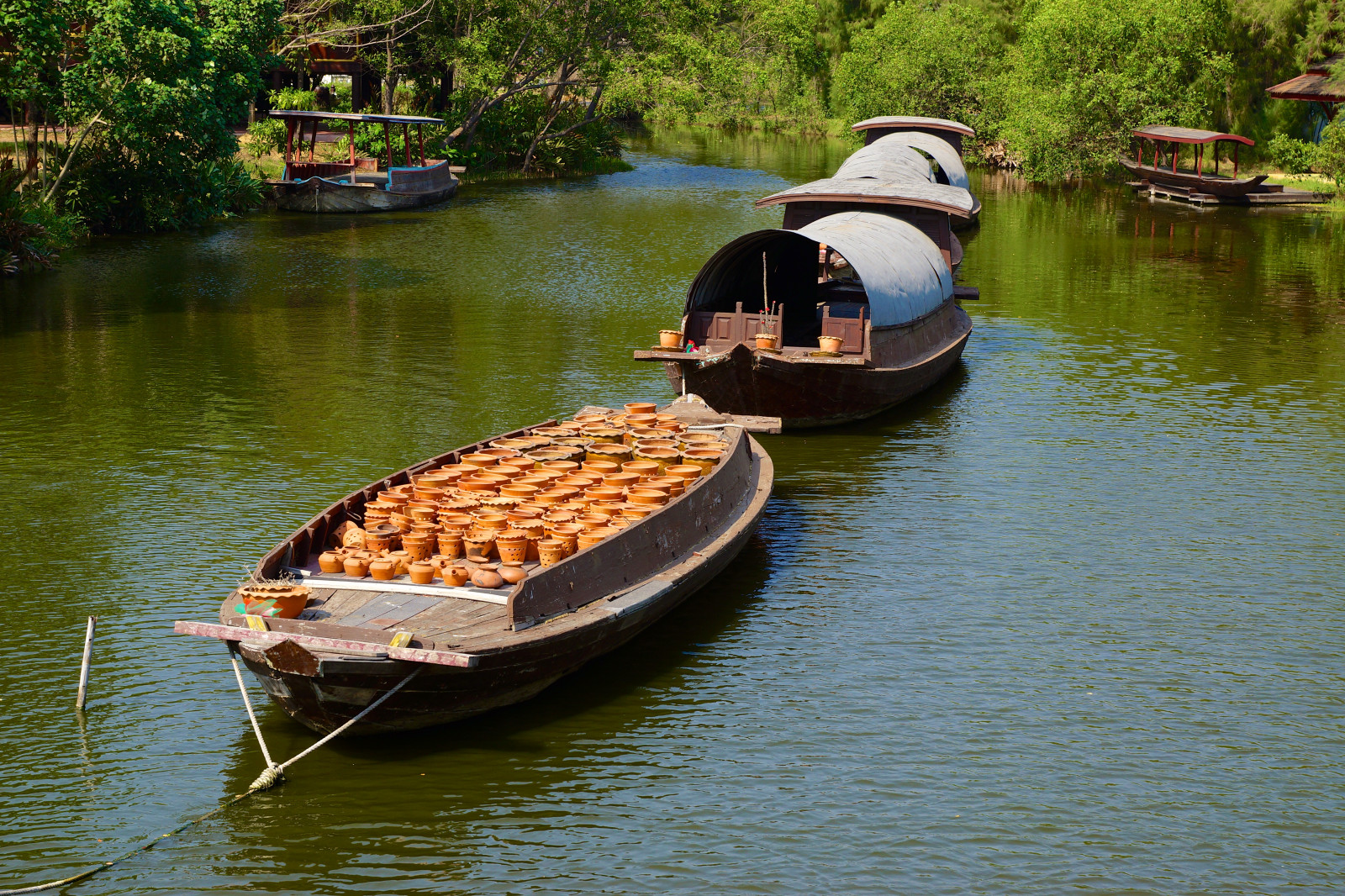 Park, Stadt, Ausflug, Ferien, Skulptur, Pflanzen, See, Geschichte, Tourismus, Natur, Thailand, Tempel, Alt, Bildung, Schrein, Asien, Bangkok, Zeitgenössisch, Buddha, Buddhist, Kultur, Palast, Tourist, Historisch, Replik, Siamesisch, Tempel, restauriert, Thema, Reiseziel, konserviert, Südost-, Themed, Paläste, Provinz, Thron, Kulturelle, Samut, Muang, Boran, Muangboran, alte Stadt, Mueang, Samutprakhan, Prakhan, Mueangboran