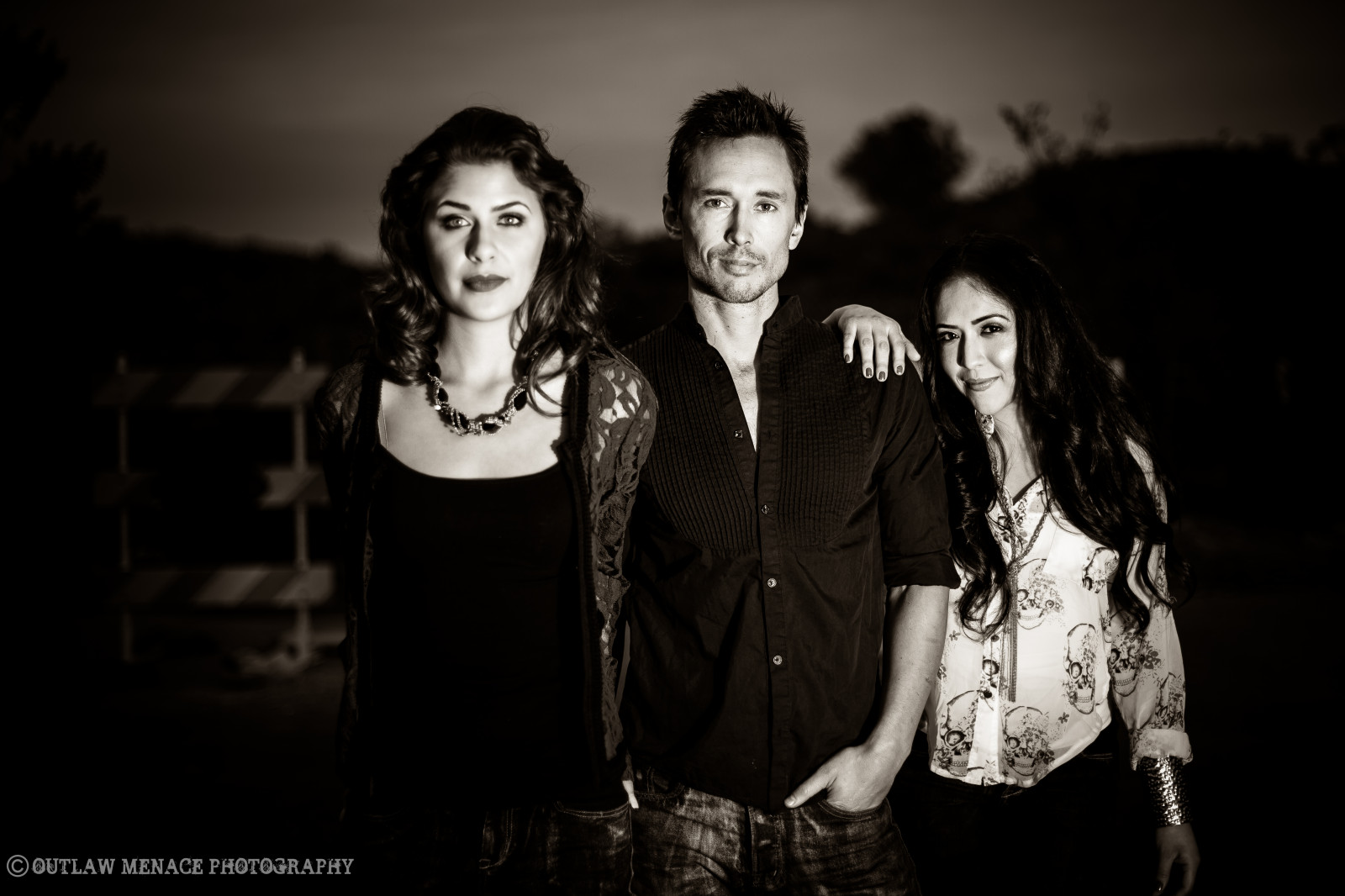 stromy, Černá, černobílý, model, portrét, osel, venku, zima, fotografování, nachový, džíny, zelená, modrý, tenký, Denim, móda, Kalifornie, kámo, zadní, plot, Odkaz, Perly, časopis, za, scéna, Krásná, dívka, muž, žena, focení, dáma, mimo, sexy, mladý, řetěz, fotografie, tma, horký, nádherný, modely, svůdný, kuřátko, modré džíny, řetěz, Černý a bílý, monochromatické fotografování, portrétní fotografie, vysoce módní, hezký, červená rtěnka, pózoval, pos, foothillranch, AMPD, americanmadepremiumdenim