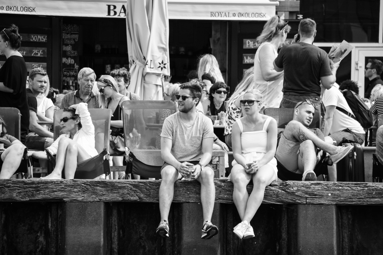 lidé, černobílý, město, ulice, voda, fotografování, móda, Evropa, Dánsko, Kodaň, Černý a bílý, tělesné, vatten, Street View, Danmark, k benhavn, pouliční život, regionhovedstaden, dk, m nniskor, papirhallen, copenhagenstreetfood, svartvitt, fotografie, dav, Černý a bílý, monochromatické fotografování, performance