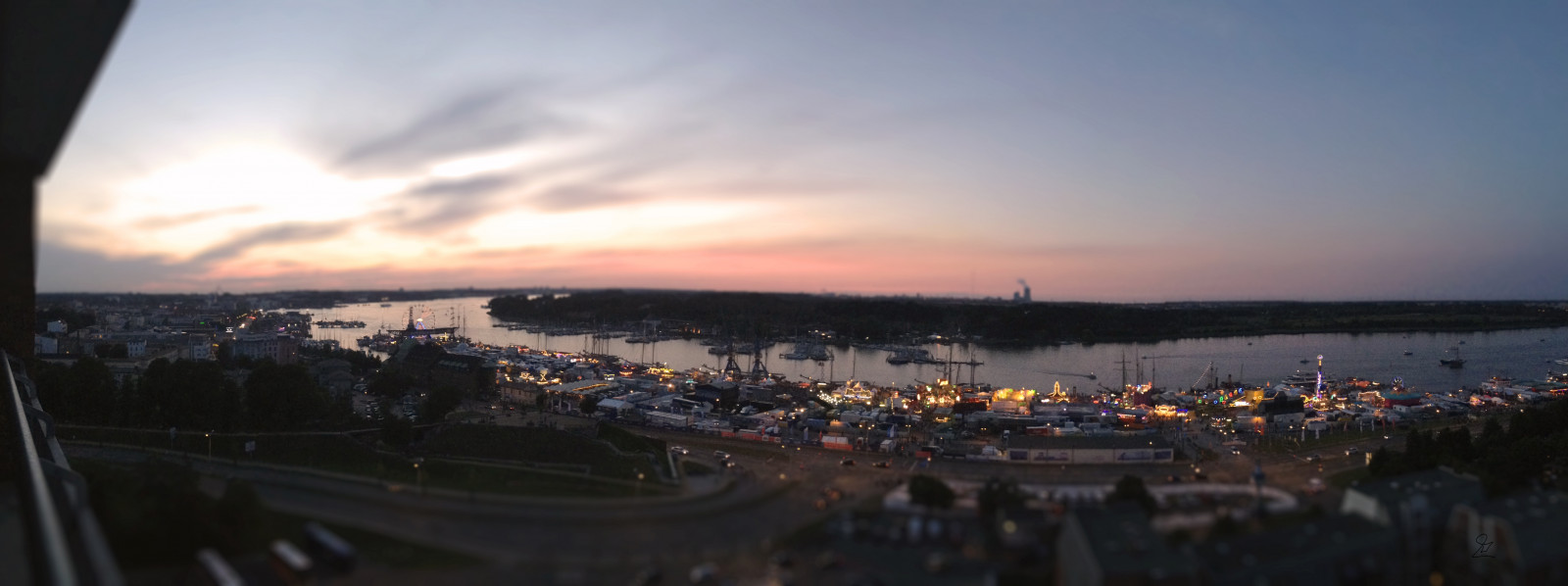 loď, západ slunce, město, ulice, panoráma města, noc, auto, nebe, park, hudba, svítání, panoráma, večer, ráno, přístav, horizont, atmosféra, panoráma, letní, iPhone, soumrak, metropole, kolotoč, 2014, mrak, strom, svítání, oslava, přístav, Rostock, Meklenbursko-Přední Pomořansko, baltský, Baltské moře, urban area, Atmosféra Země, Metropolitní oblast, meteorologický jev, jev, horská dráha, hansesail, rostockwarnem NDE, Varování, Parishfair, Somer, Titlový posun