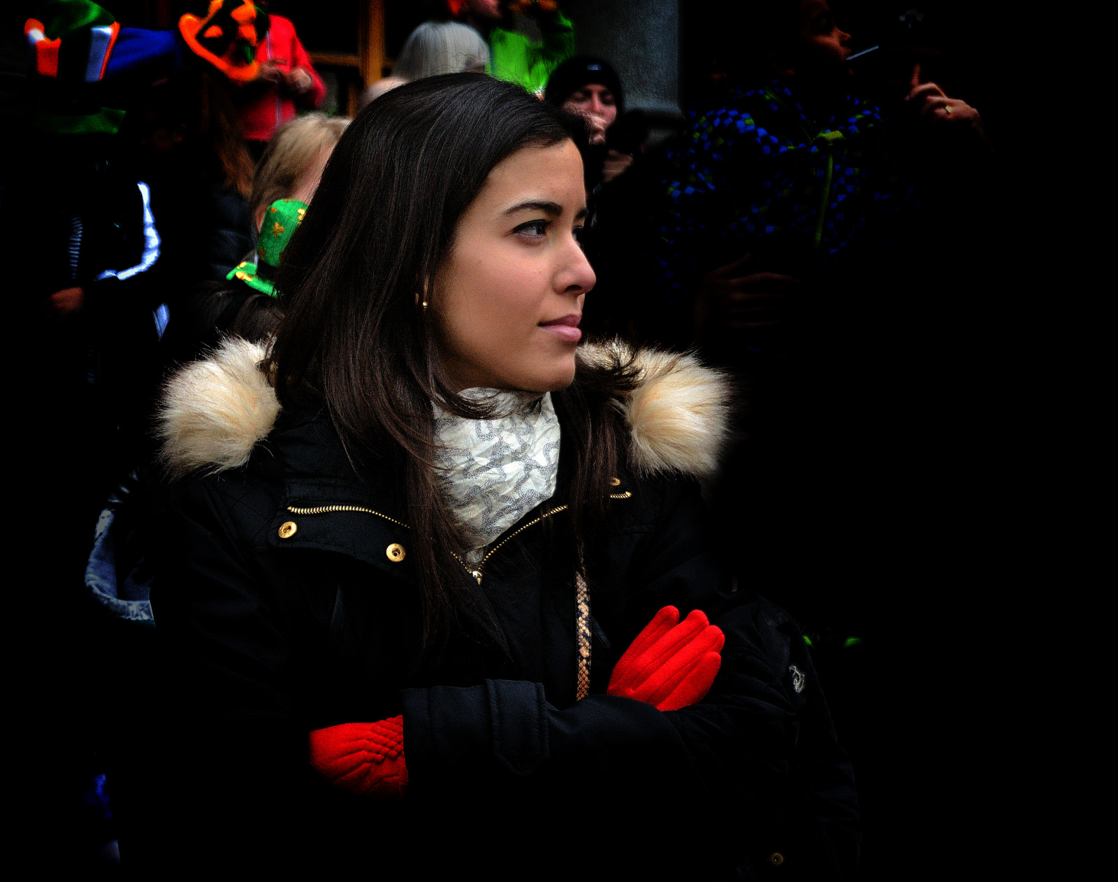 tvář, lidé, Černá, město, ulice, noc, bruneta, Červené, stín, fotografování, profil, kapuce, móda, šátek, stojící, Nikon, srst, Irsko, Dublin, zbraně, půlnoc, událost, Krásná, Tamron, použití, dosti, dívka, krása, přírodní, usměj se, pouze, žena, zábava, ženský, materiál, chodník, D3100, tma, dáma, dav, j, upřímný, unposed, candidphotography, candidphoto, kabát, sociální, přitažlivý, momentka, redakční, textil, republika, že, trouba, produkt, ojf, Fitzpatrick, joe, stíhání, ojfitzpatrick, irsko, sincero, offen, sincer, Candido, fleece, rukavice, kožešinové oděvy, Lano, tha, složený