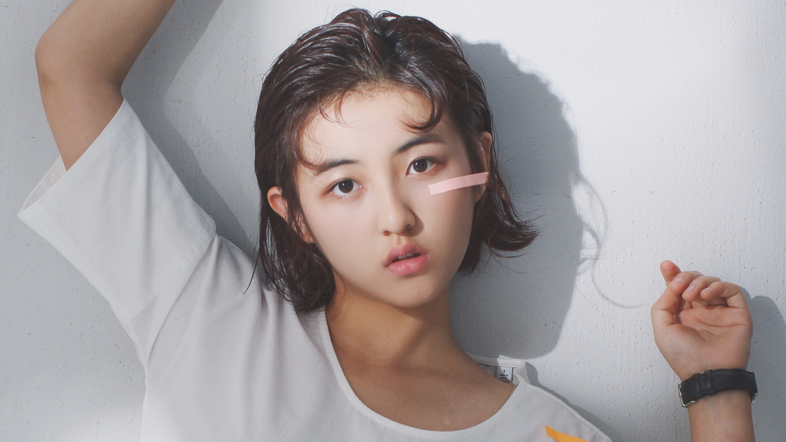 čelo, nos, tvář, tvář, kloub, kůže, ret, obočí, rameno, řasa, rostlina, pusa, ucho, flash photography, krk, čelist, šaty, šťastný, Duhovka, gesto, černé vlasy, dlouhé vlasy, krása, blond, hnědé vlasy, zblízka, loket, zábava, sedící, dítě, tričko, hruď, portrétní fotografie, šperky, portrét, focení, pokoj, místnost