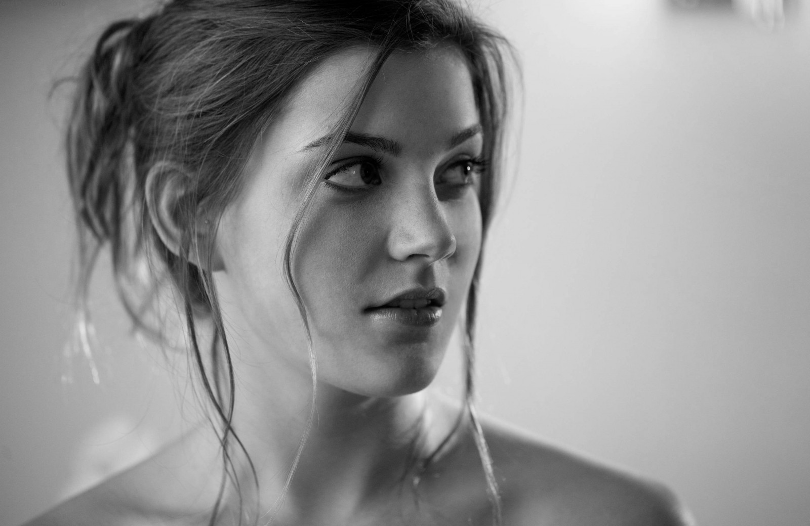 tvář, bílý, Černá, ženy, černobílý, model, portrét, odvrátila, bruneta, fotografování, rty, móda, vlasy, emoce, Osoba, kůže, hlava, dívka, krása, oko, žena, dáma, fotografie, účes, Černý a bílý, monochromatické fotografování, portrétní fotografie, focení, hnědé vlasy, umění model, mimika, zblízka