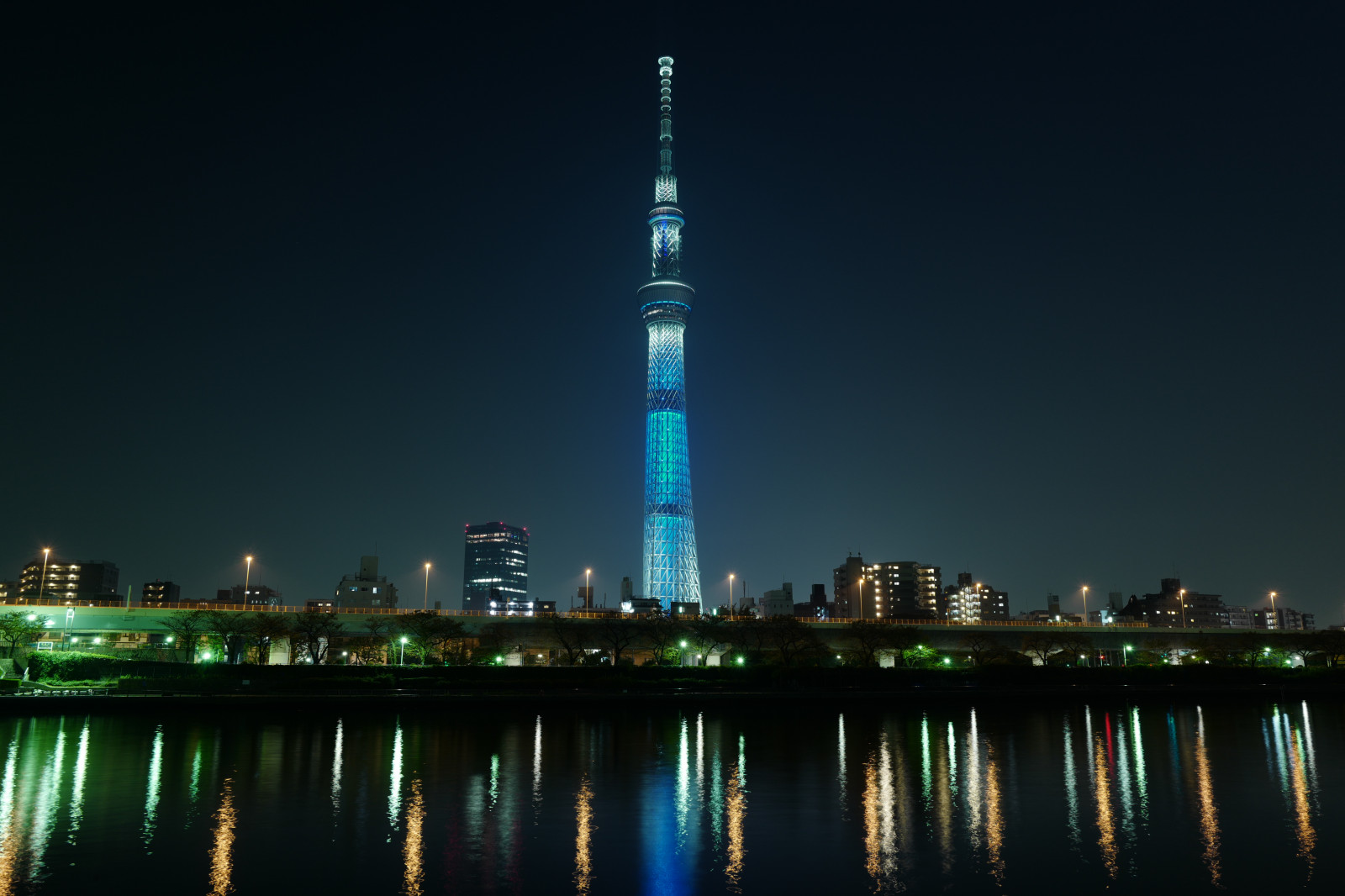 Japonsko, město, panoráma města, noc, architektura, odraz, panoráma, mrakodrap, večer, věž, horizont, soumrak, Leica, metropole, Tokio, jp, Skytree, světlo, osvětlené, osvětlení, 70, mezník, Tokyo Sky Tree, summilux, leicaq, summilux1728, q, 1728, turntheworldunblue, Metropolitní oblast, lidské osídlení, panelový dům