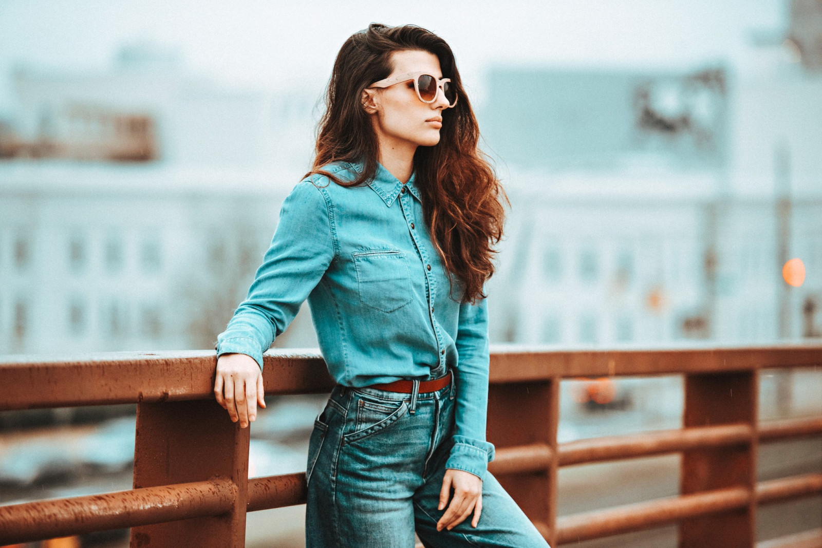 Kvinder udendørs, model, solbriller, brunette, fotografering, kjole, blå, denim, mode, denim skjorte, forår, tøj, fotografi, portrætfotografering, Photo shoot, overtøj