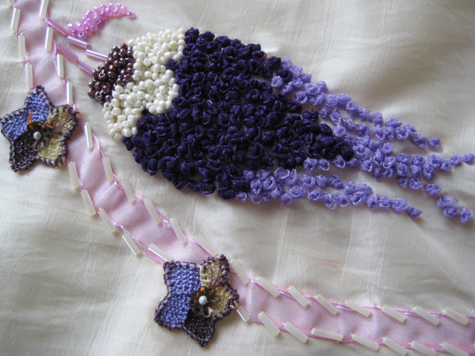 lila, violett, Perlen, Band, häkeln, lila, Schmuck, Produkt, Schmuckherstellung, Fussel, Handarbeit, Ribbonembroidery, Beadswork, Kurdela, Nakis, Bandarbeit, Ich neoyas, Kurdele, Kurdelenakisi, Kurdelanakisi, Ribbontulpen, Lintborduren