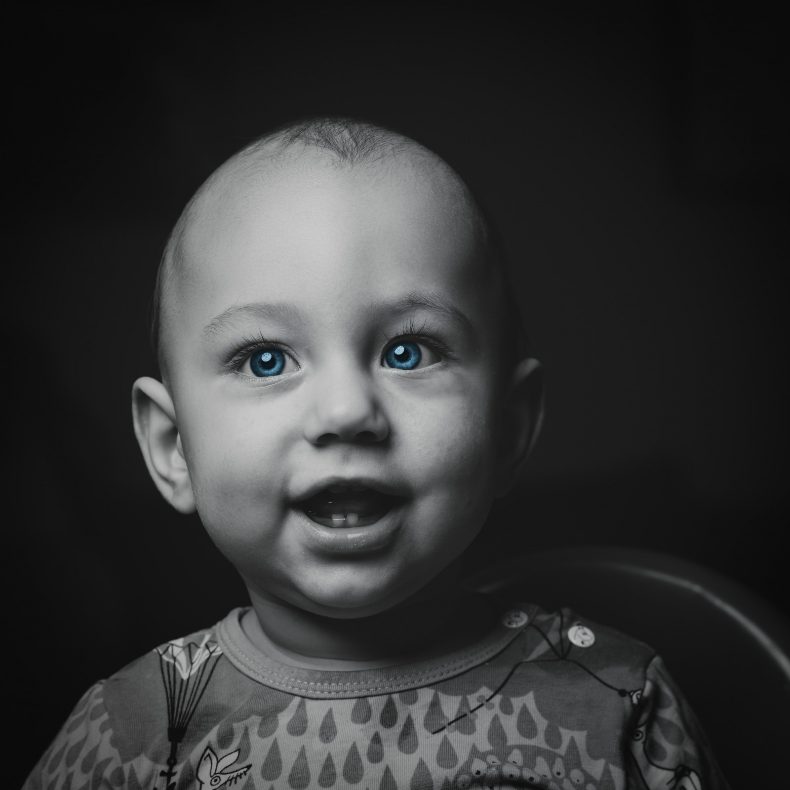 trán, Mũi, Má, da, môi, cái cằm, nụ cười, Lông mày, Mắt, Miệng, cơ thể con người, flash photography, Hàm, Iris, vui mừng, Màu xám, mát mẻ, Trẻ mới biết đi, đứa bé, đứa trẻ, vui vẻ, Nhiếp ảnh đơn sắc, bóng tối, Đóng lên, NGHỆ THUẬT, Đơn sắc, ngồi, Áo thun, Nhiếp ảnh chân dung, Nhiếp ảnh cuộc sống vẫn còn, Chân dung, cười, đêm, phòng