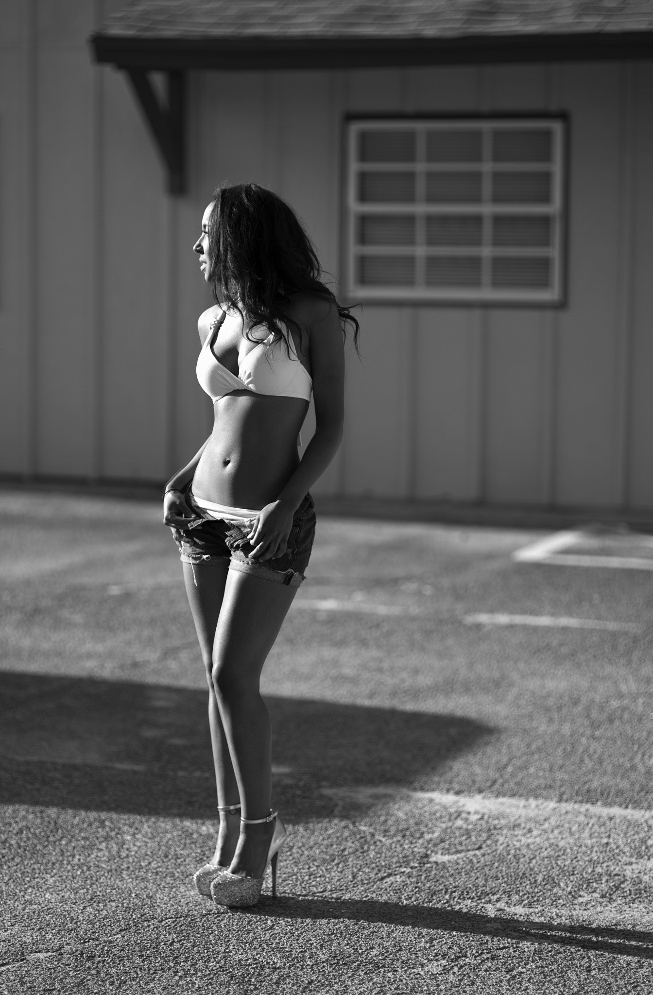 bílý, Černá, ženy, černobílý, model, sedící, vysoké podpatky, fotografování, šaty, jean šortky, podprsenka, móda, Osoba, oblečení, dívka, krása, žena, dáma, noha, fotografie, střevíc, obuv, Černý a bílý, monochromatické fotografování, lidských pozice, focení, umění model, vysoké podpatky obuv