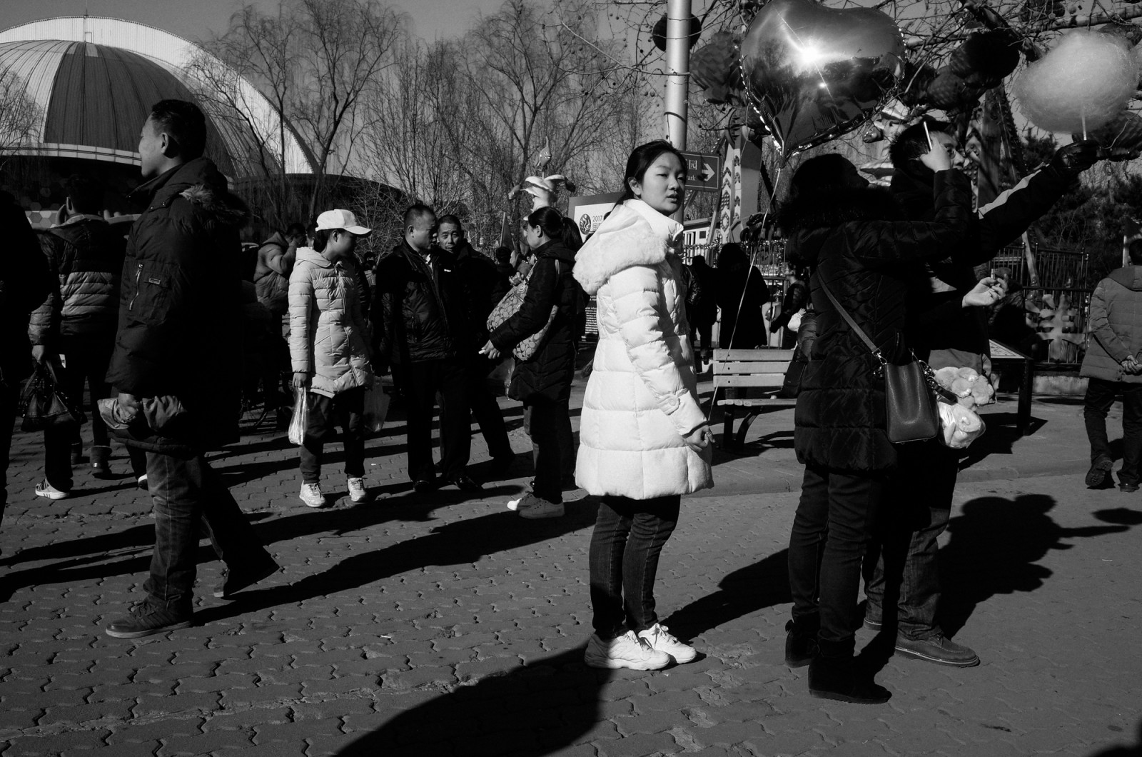 lidé, bílý, Černá, černobílý, město, ulice, noc, Čína, městský, silnice, fotografování, stojící, život, Beijing, střelec, infrastruktura, výstřel, pěší, Černý a bílý, scéna, strom, Pohled, wb, dívka, tělesné, zábava, Street View, člověk, pouliční život, třídaFoto, styl, fotografie, tma, streetphotography, lidstvo, dav, upřímný, streetscene, streetshot, prasknutí, momentka, střílet, rekreace, urbanstreet, Černý a bílý, monochromatické fotografování, urbanview, živel, streetshooter, streetshoot, nocolor, Urbanpeople, Urbansence, Urbancandid