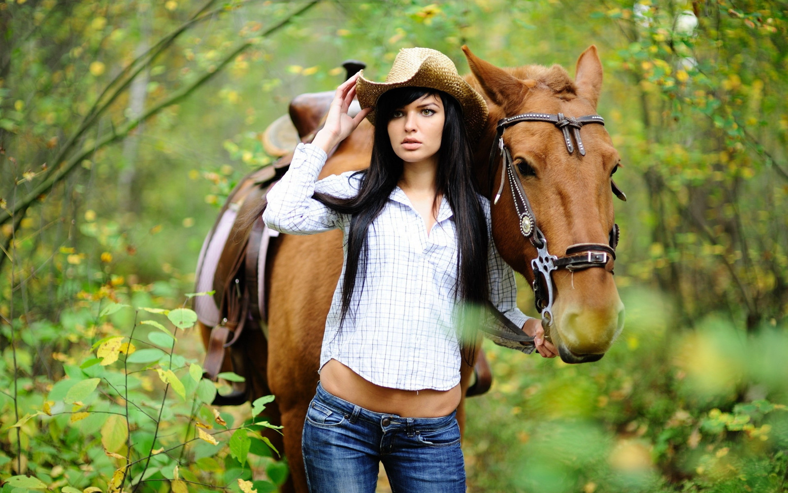 brunette_horse_walk_grass_tree_hat_style_cowboy-676399.jpg!d