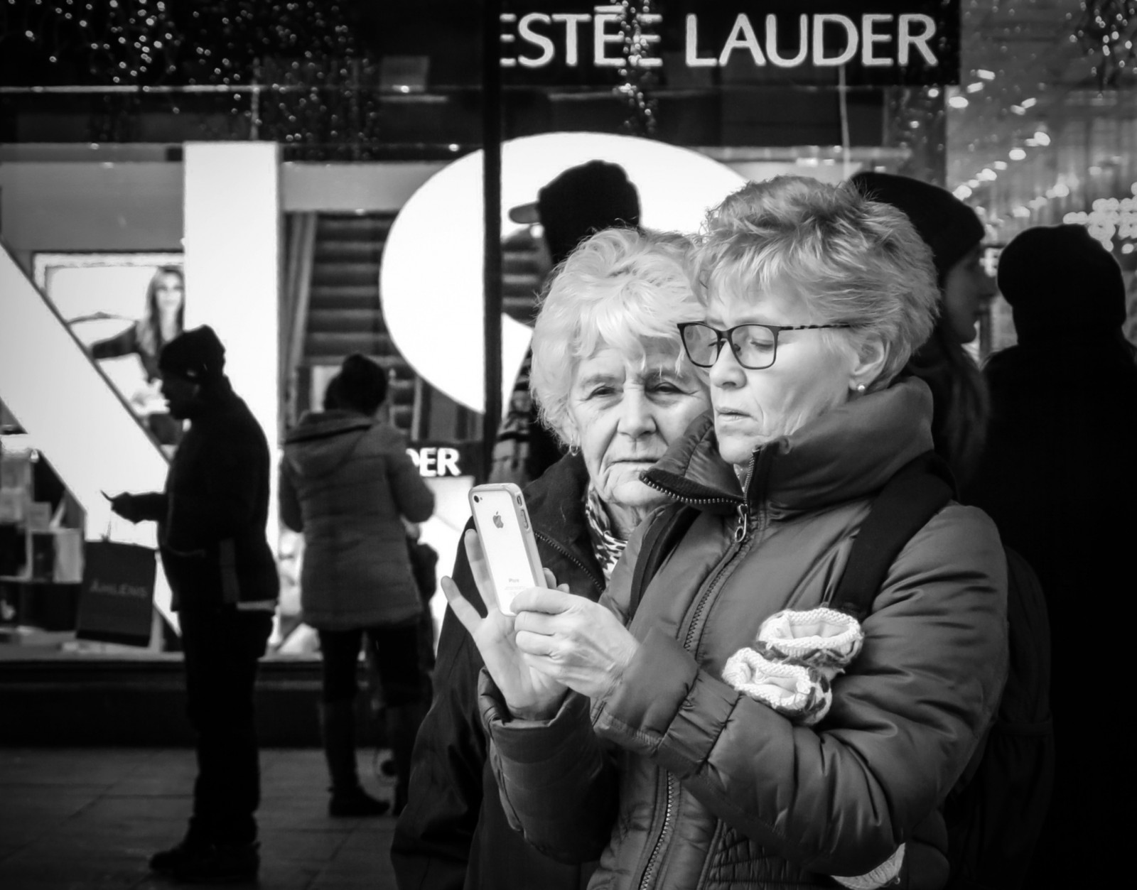 ulice, ženy, Stockholm, mobilní telefon, iPhone, Drottninggatan, 2016, svartvitt, gatufoto, Vardagsbild