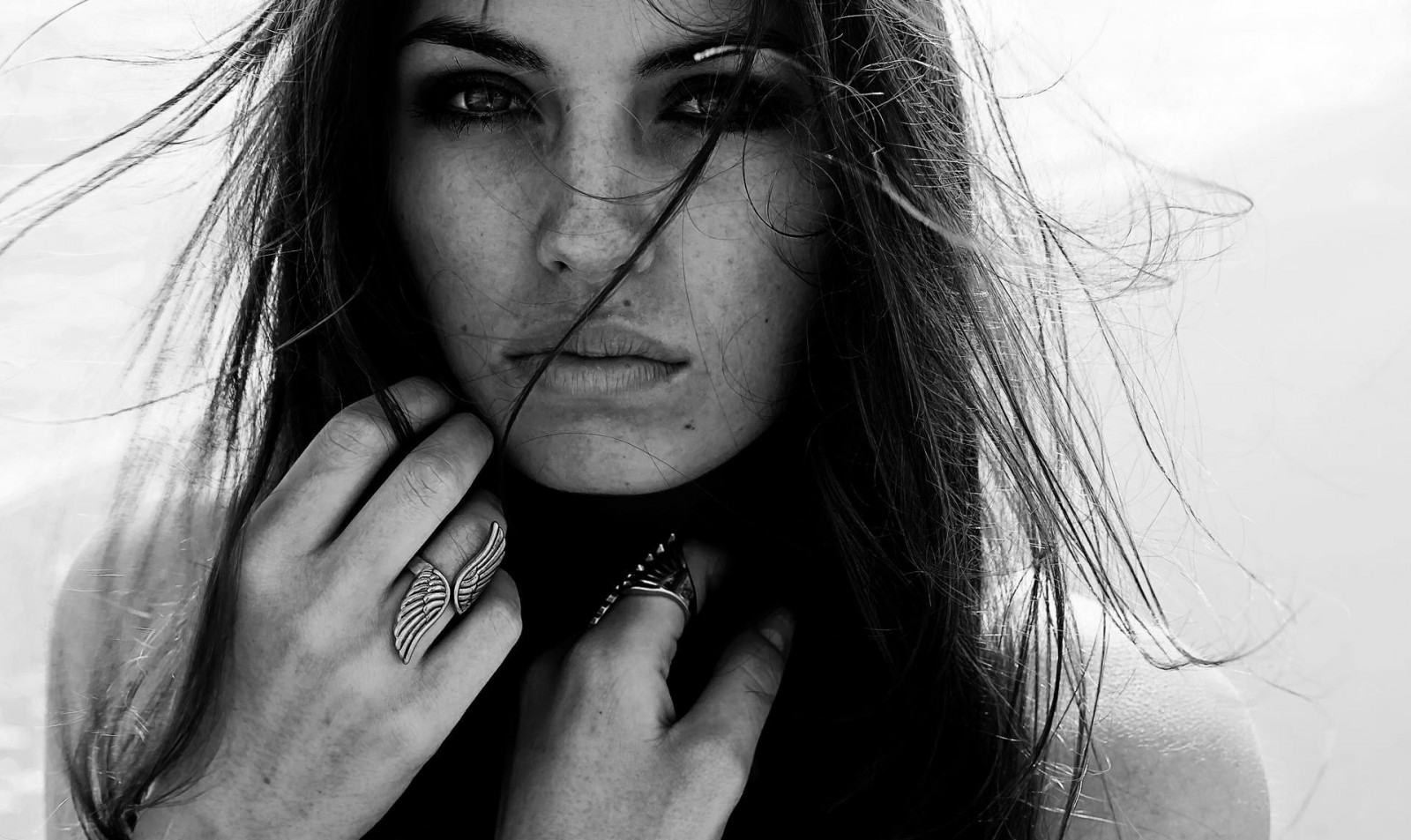 tvář, bílý, Černá, ženy, černobílý, model, portrét, brýle, fotografování, vlasy, emoce, Osoba, kůže, hlava, dívka, krása, oko, žena, ruka, dáma, smysl, Černý a bílý, monochromatické fotografování, portrétní fotografie, focení, hnědé vlasy, umění model, mimika, Lidské tělo, orgán, zblízka, 1920x1144 px