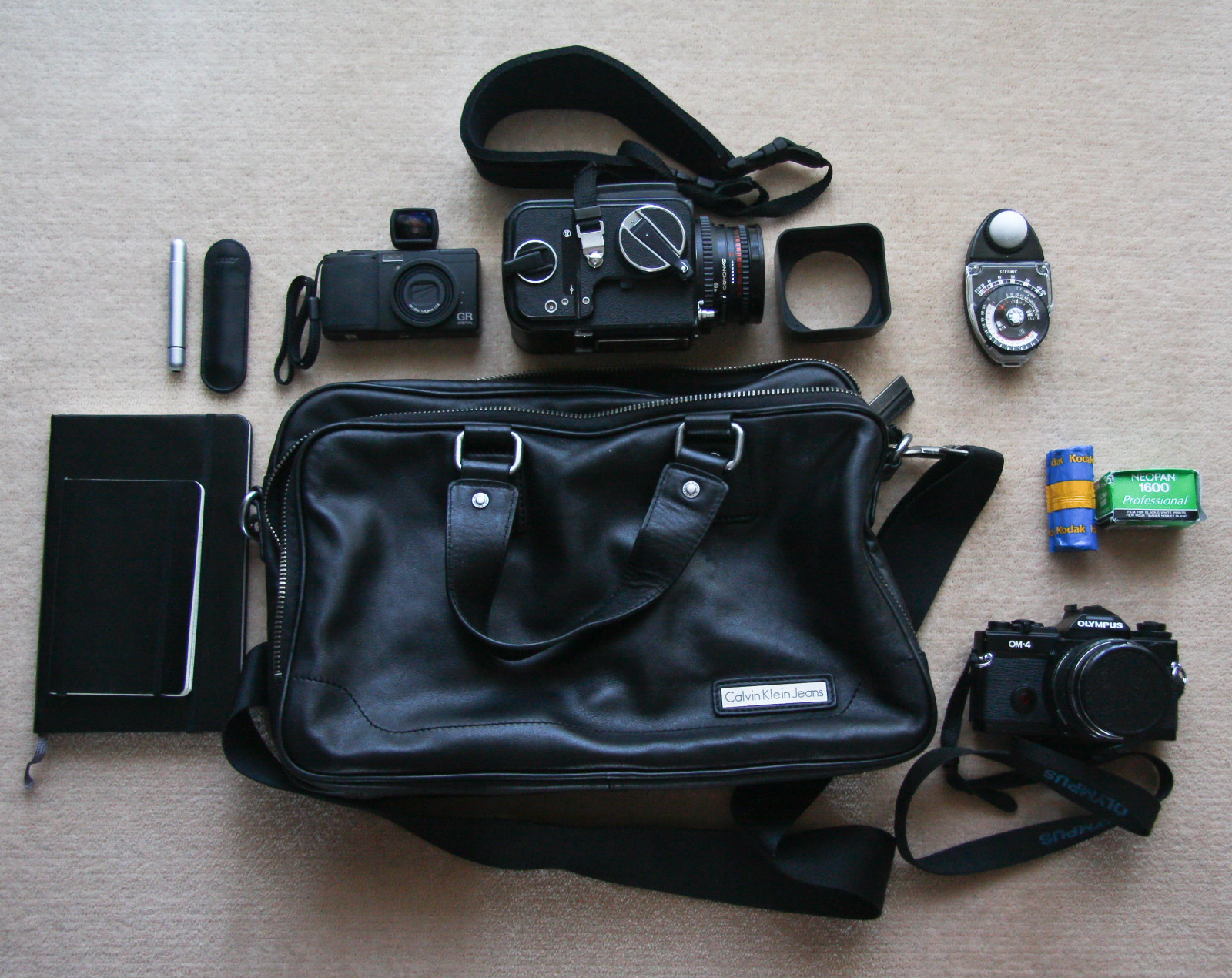 film, digitální, Zeiss, Pero, Taška, 50mm, Klein, deník, Olympus, Calvin, HASSELBLAD, Carl, GR, ck, ZUIKO, ricoh, F28, planární, Lamy, F12, krtčí kožešina, 80mm, 500cm, hasselblad500cm, Om4, GRD, SEKONIC, Olympusom4, Carlzeissplanar80mmf28, L398