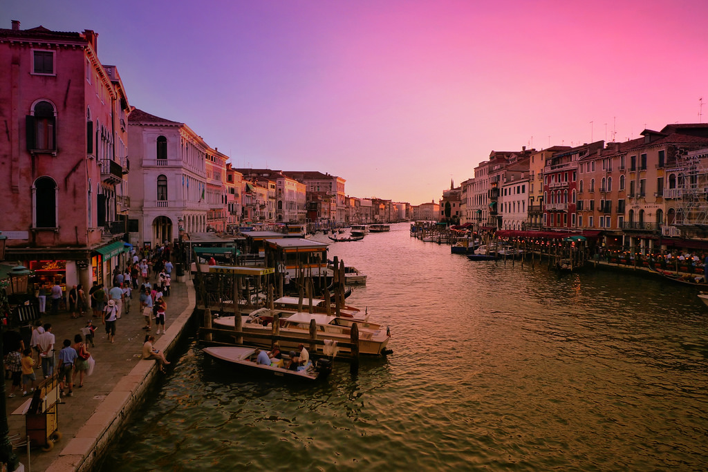 farverig, mennesker, solnedgang, hav, by, gade, bybilledet, Italien, gammel, vand, rød, afspejling, himmel, Venedig, musik, Turisme, gul, aften, morgen, bro, spejl, taxa, flod, Sol, historie, havn, orange, horisont, by, verden, ø, sommer, liv, Europa, skumring, lyserød, kanal, varm, kystlinjen, italiensk, renæssance, roning, fodgænger, Flytte, lys, farve, rejse, dag, nuance, vejr, ride, udforske, skønhed, Italia, arv, vinduer, Grand, både, skygge, huse, klar, øer, turist, unesco, kanal, rejse, rejse, italie, venezia, ponte, Avondrood, websted, venetianske, kanaler, vandveje, krop af vand, gondol, Venetie, Rialto, taxier, gondolier, degli, paladser, rosenrødt, Scalzi, rigdom, vaporetti