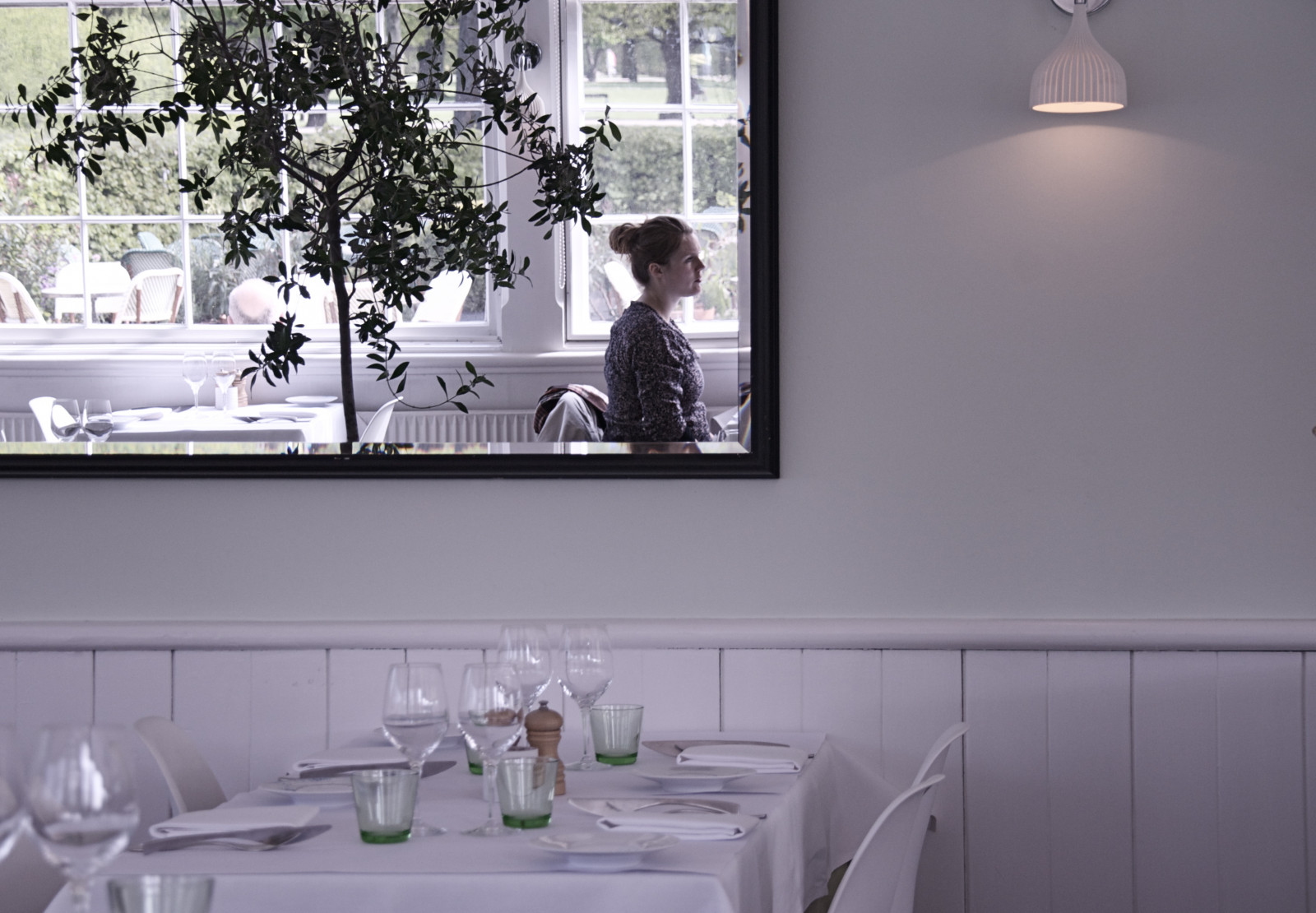 hvid, mad, portræt, vindue, værelse, væg, tabel, kjole, hus, grøn, glas, gaffel, lampe, restaurant, Indretning, Glas, nuttet, fedt nok, pige, Sjæl, se, sjovt, hjem, tre, hed, positur, møbel, refelctions, gulve, lysarmatur, nuddaladden, spise, skildring, serviet