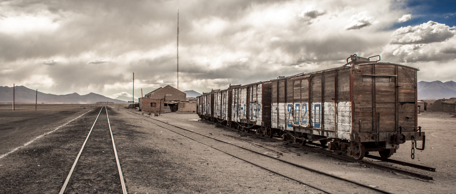 krajina, hory, opuštěný, nebe, vozidlo, mraky, vlak, vlakové nádraží, smutný, Bolívie, rozklad, doprava, lokomotiva, Uyuni, mrak, cestovat, stanice, Amerika, paisaje, mraky, jižní, dráha, výlet, Latinoamerica, zapomenutý, Montanas, Černý a bílý, meteorologický jev, železniční doprava, kolejová vozidla, osobní automobil, železniční vůz, nákladní doprava, triste, jsem heslo, nákladní auto, Julaca