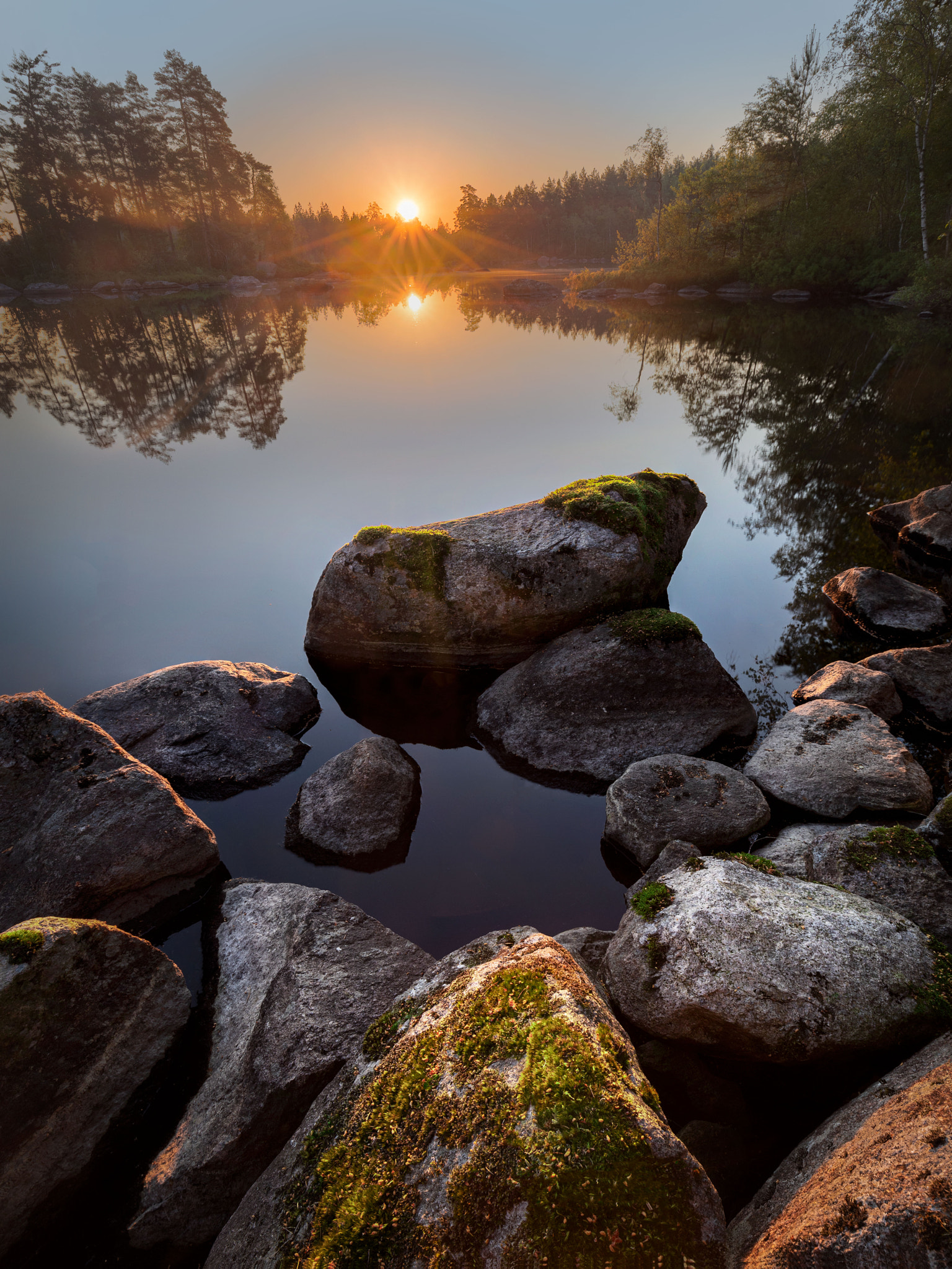 vand, himmel, vandressourcer, lys, plante, natur, Natural landscape, krop af vand, træ, sollys, sø, træ, vandløb, græs, biom, atmosfærisk fænomen, Bank, fluvial landforms of streams, landskab, morgen, grundfjeld, horisont, solopgang, skumring, berolige, Sky, Skov, afspejling, solnedgang, lens flare, klippe, ødemark, aften, sø område, vinter, daggry, lacustrine plain, naturreservat, reservoir, bakke, Sol, strøm, riparian zone, loch, tåge, himmellegeme, ocean, Kampesten, efterglød, vådområde, Dam, flod, efterår, flodslette