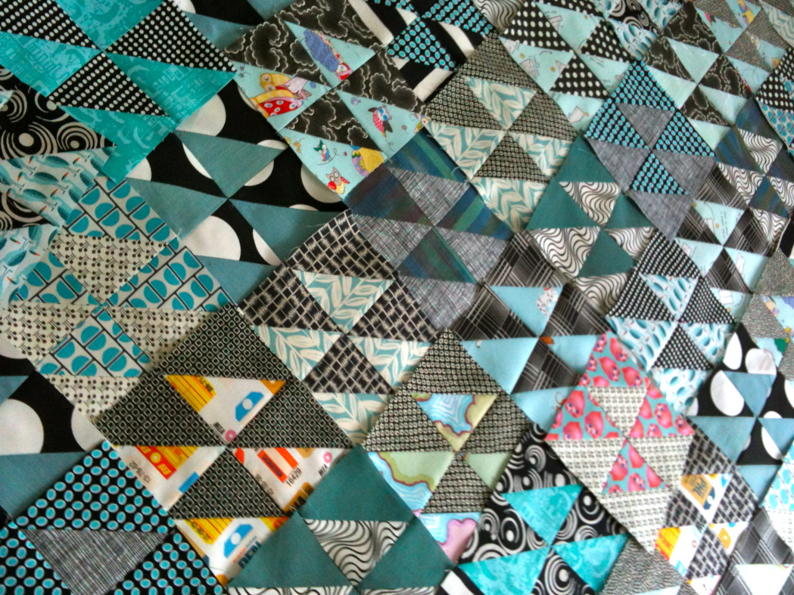 sort, symmetri, blå, trekant, mønster, firkant, håndværk, materiale, halvt, tekstil, dyne, patchwork, quiltning, sengetøj