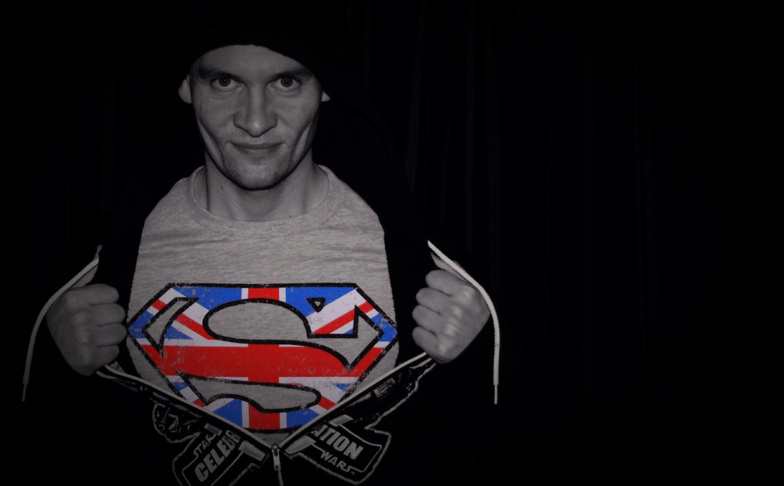 tvář, bílý, Černá, portrét, tričko, Červené, stín, Anglie, super hrdina, Kánon, Evropa, komiks, Superman, Spojené království, Mono, DC, světlo, náladový, tělesné, usměj se, dívej se, mě, selfie, odrážet, super, tma, já, autoportrét, Děkuji, paže, moje maličkost, 1100D, počítač tapeta, fiktivní postava, produkt, vousy, úsměv, Barevný výběr