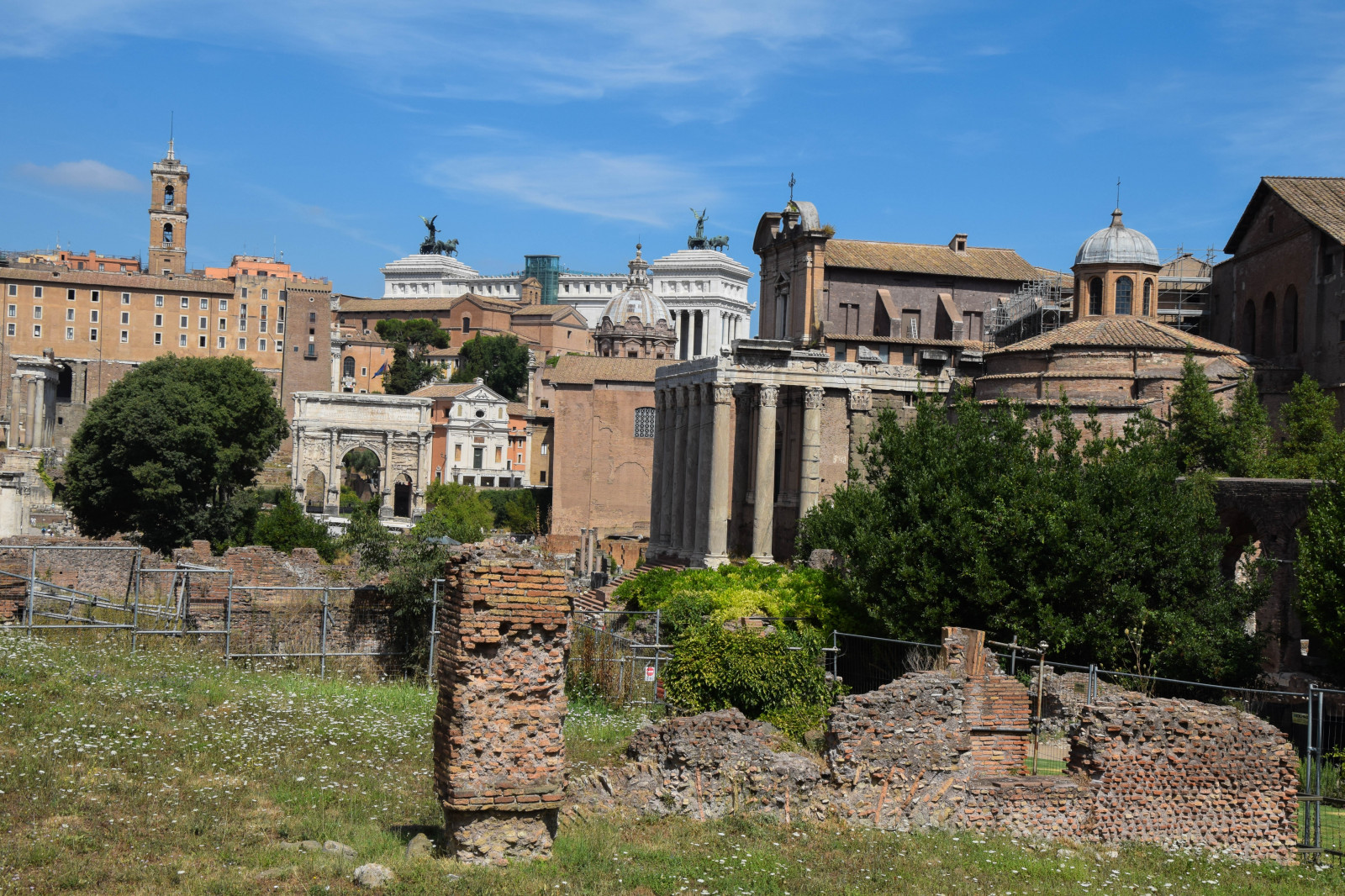 město, Itálie, architektura, starověký, budova, vesnice, hrad, město, Evropa, Řím, klášter, zřícenina, palác, zámek, majetek, rom, pradávné město, roma, forumromanum, fororomano, viadellasalaravecchia, romerskarkitektur, romanmythologyandgenealogy, mezník, dávná historie, lidské osídlení, historické místo, starověký Řím, středověk, opevnění