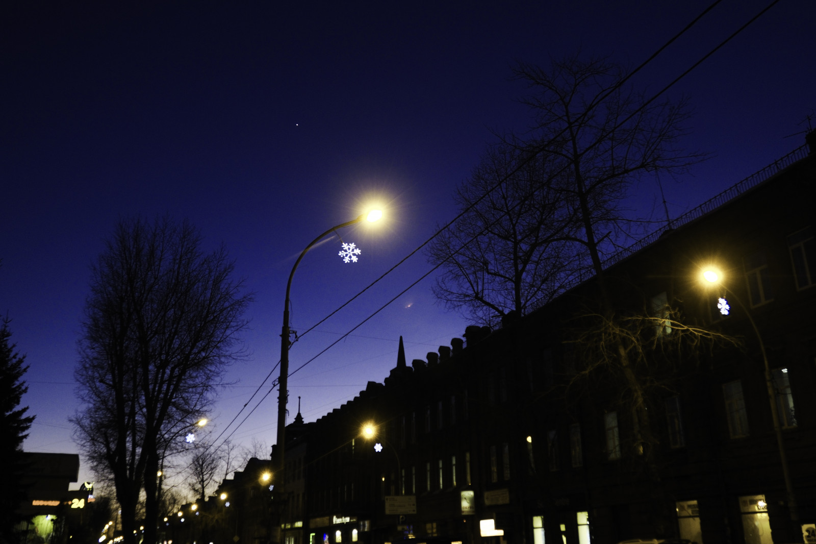 světla, pouliční osvětlení, temný, město, ulice, panoráma města, noc, budova, nebe, zima, Měsíc, modrý, večer, měsíční svit, Rusko, Sibiř, soumrak, Venuše, půlnoc, sněhová vločka, světlo, Procházka, svítání, osvětlení, osvětlení, Okna, tma, astronomický objekt, Irkutsk